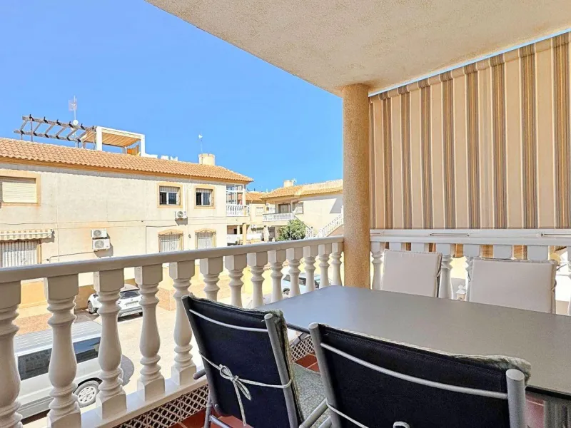BUNGALOW PLANTA ALTA CON SOLARIUM DE 30 M2 Y A 650 METROS DE PLAYA LA ZENIA. 2 DORM. 1 BAÑO. PISCINA COMUNITARIA.