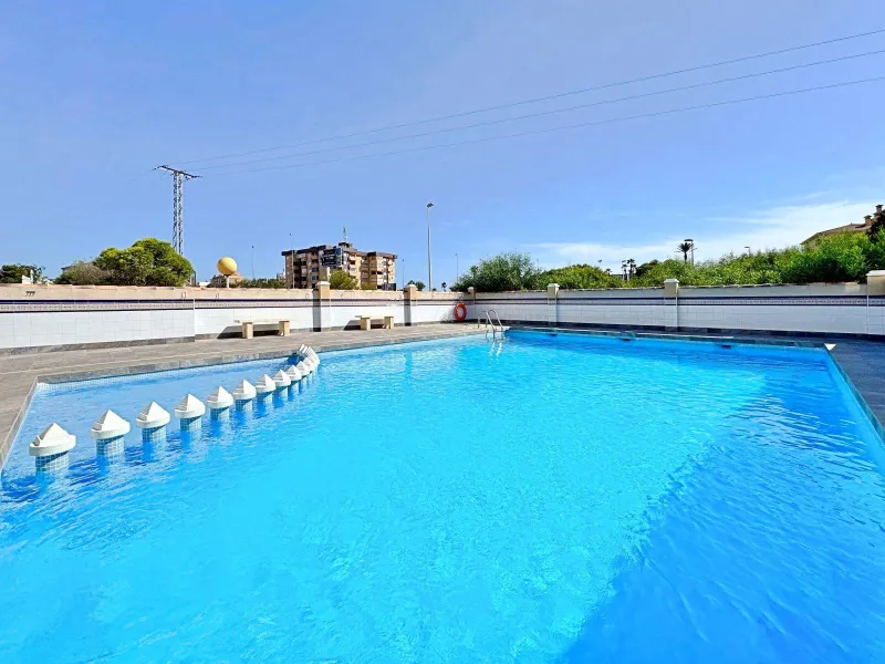 BUNGALOW PLANTA ALTA CON SOLARIUM DE 30 M2 Y A 650 METROS DE PLAYA LA ZENIA. 2 DORM. 1 BAÑO. PISCINA COMUNITARIA.
