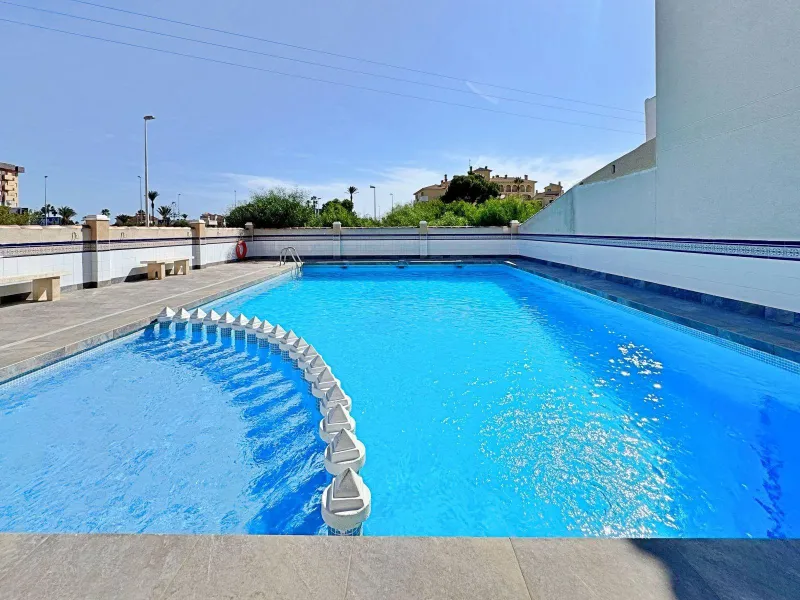 BUNGALOW PLANTA ALTA CON SOLARIUM DE 30 M2 Y A 650 METROS DE PLAYA LA ZENIA. 2 DORM. 1 BAÑO. PISCINA COMUNITARIA.