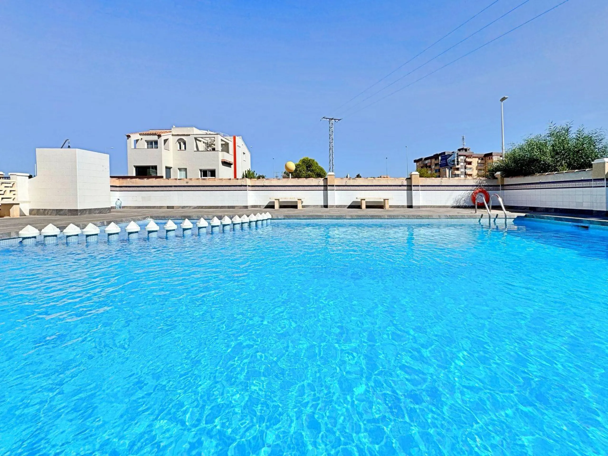 BUNGALOW PLANTA ALTA CON SOLARIUM DE 30 M2 Y A 650 METROS DE PLAYA LA ZENIA. 2 DORM. 1 BAÑO. PISCINA COMUNITARIA.