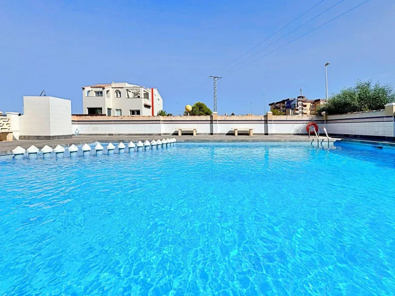 BUNGALOW PLANTA ALTA CON SOLARIUM DE 30 M2 Y A 650 METROS DE PLAYA LA ZENIA. 2 DORM. 1 BAÑO. PISCINA COMUNITARIA.