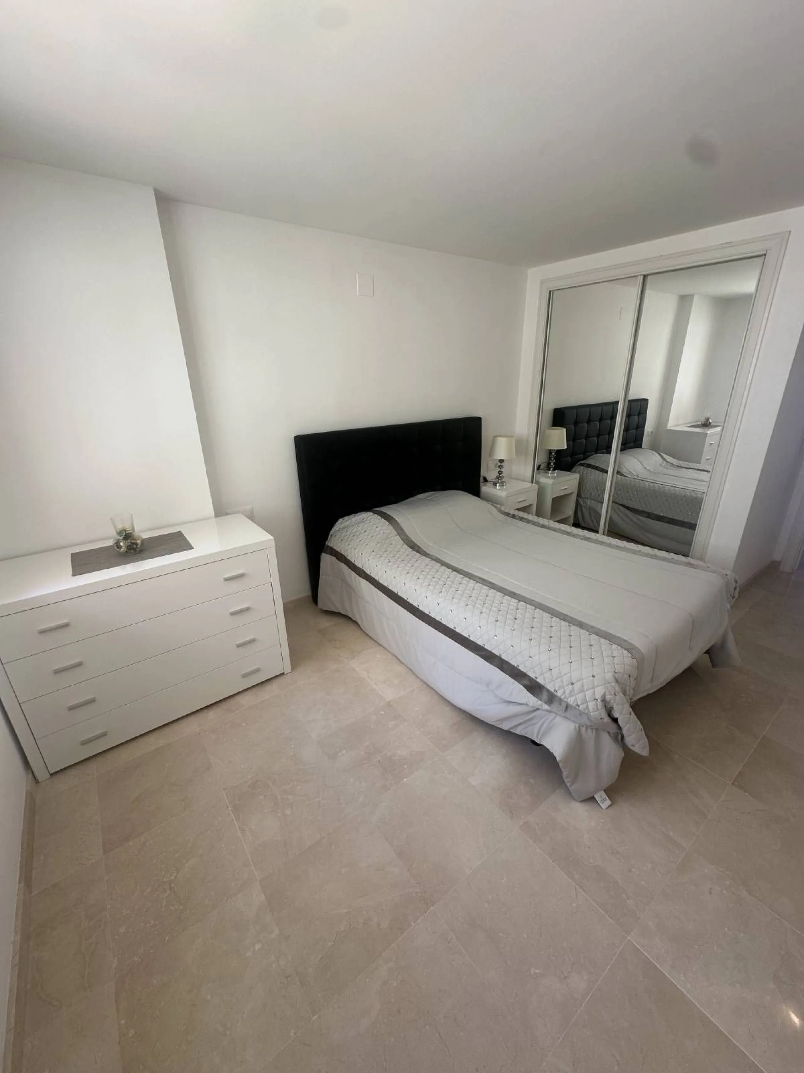 Atemberaubende 2-Zimmer-Wohnung mit Meerblick, privatem Tiefgaragenstellplatz und Abstellraum – Bellavista Hills 2, Calahonda – 349.000 €