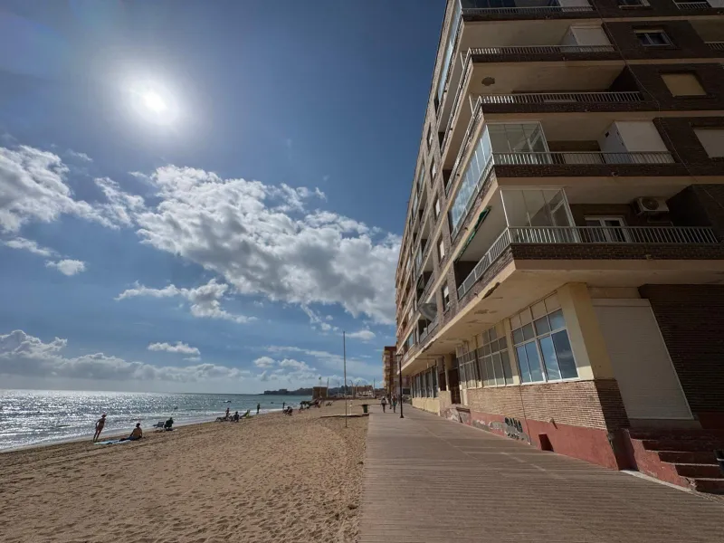 REFORMADO APARTAMENTO EN LA PRIMERA LINEA DE LA MATA CON VISTAS AL MAR. 3 DORM. 2 BAÑOS. SUPERFICIE 105 M2.