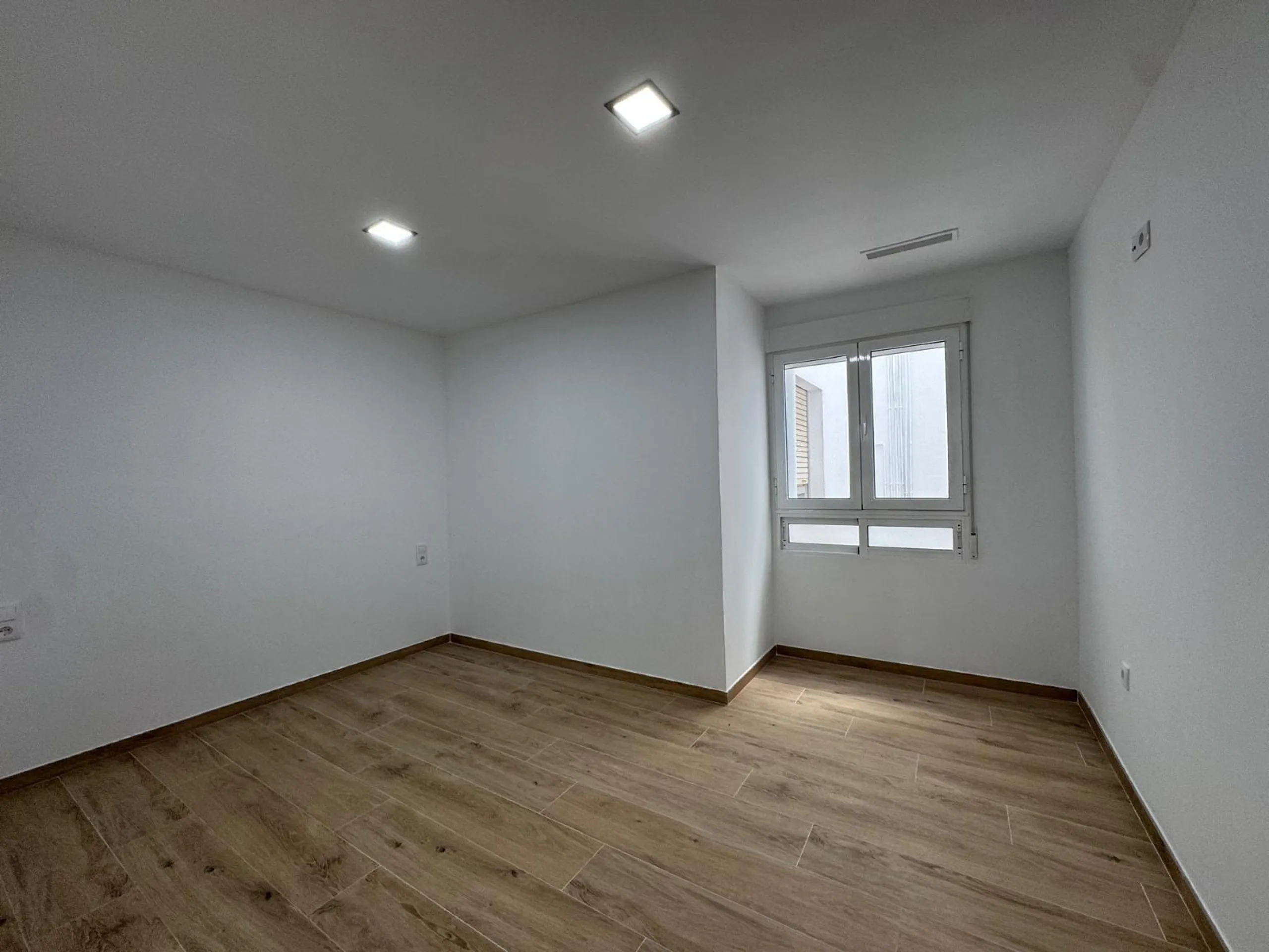 REFORMADO APARTAMENTO EN LA PRIMERA LINEA DE LA MATA CON VISTAS AL MAR. 3 DORM. 2 BAÑOS. SUPERFICIE 105 M2.
