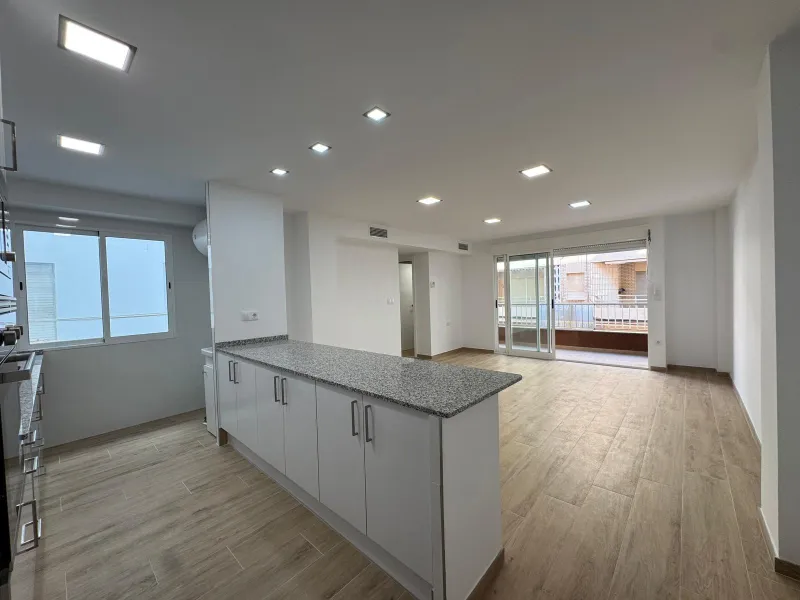 REFORMADO APARTAMENTO EN LA PRIMERA LINEA DE LA MATA CON VISTAS AL MAR. 3 DORM. 2 BAÑOS. SUPERFICIE 105 M2.