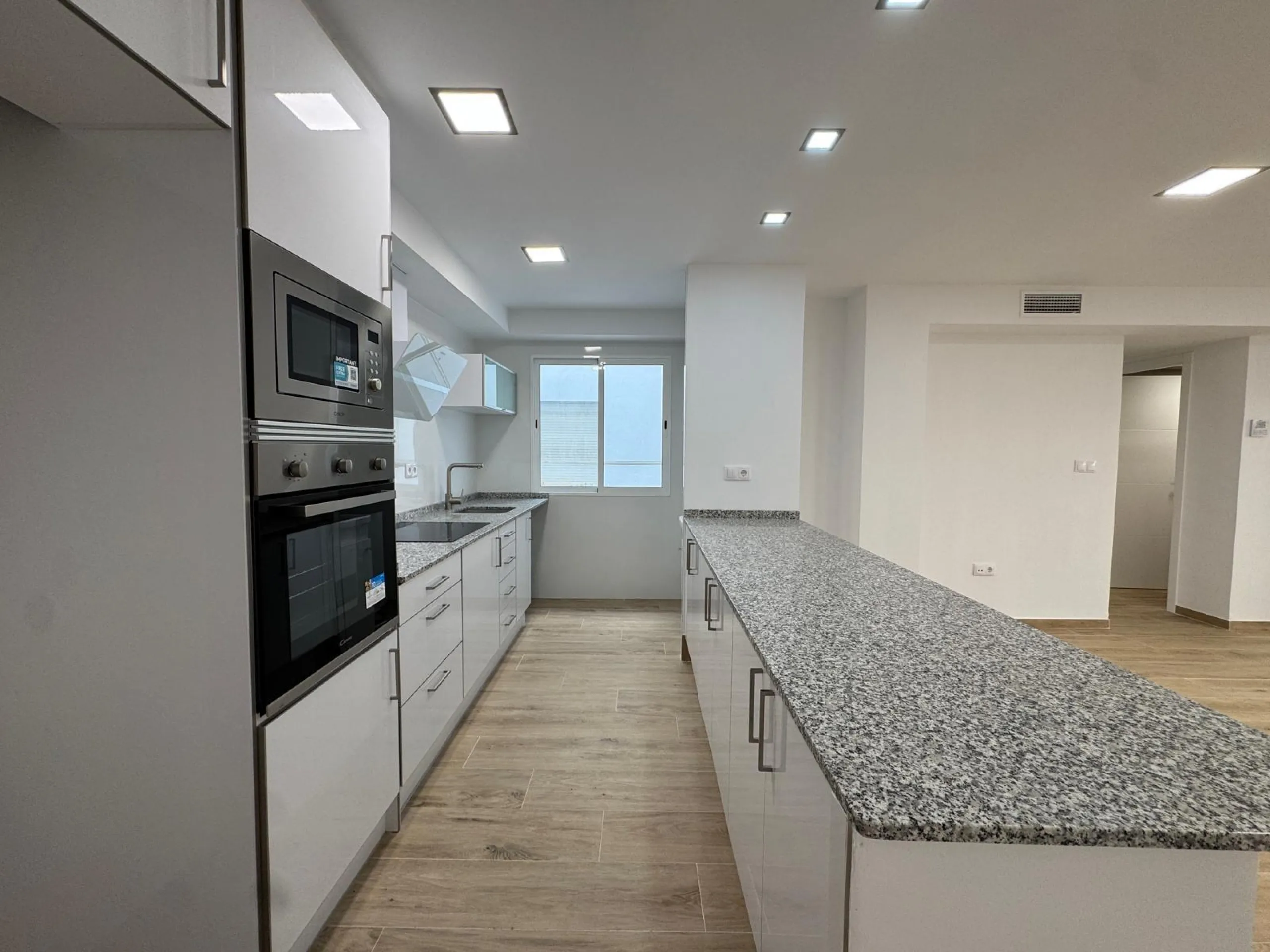 REFORMADO APARTAMENTO EN LA PRIMERA LINEA DE LA MATA CON VISTAS AL MAR. 3 DORM. 2 BAÑOS. SUPERFICIE 105 M2.