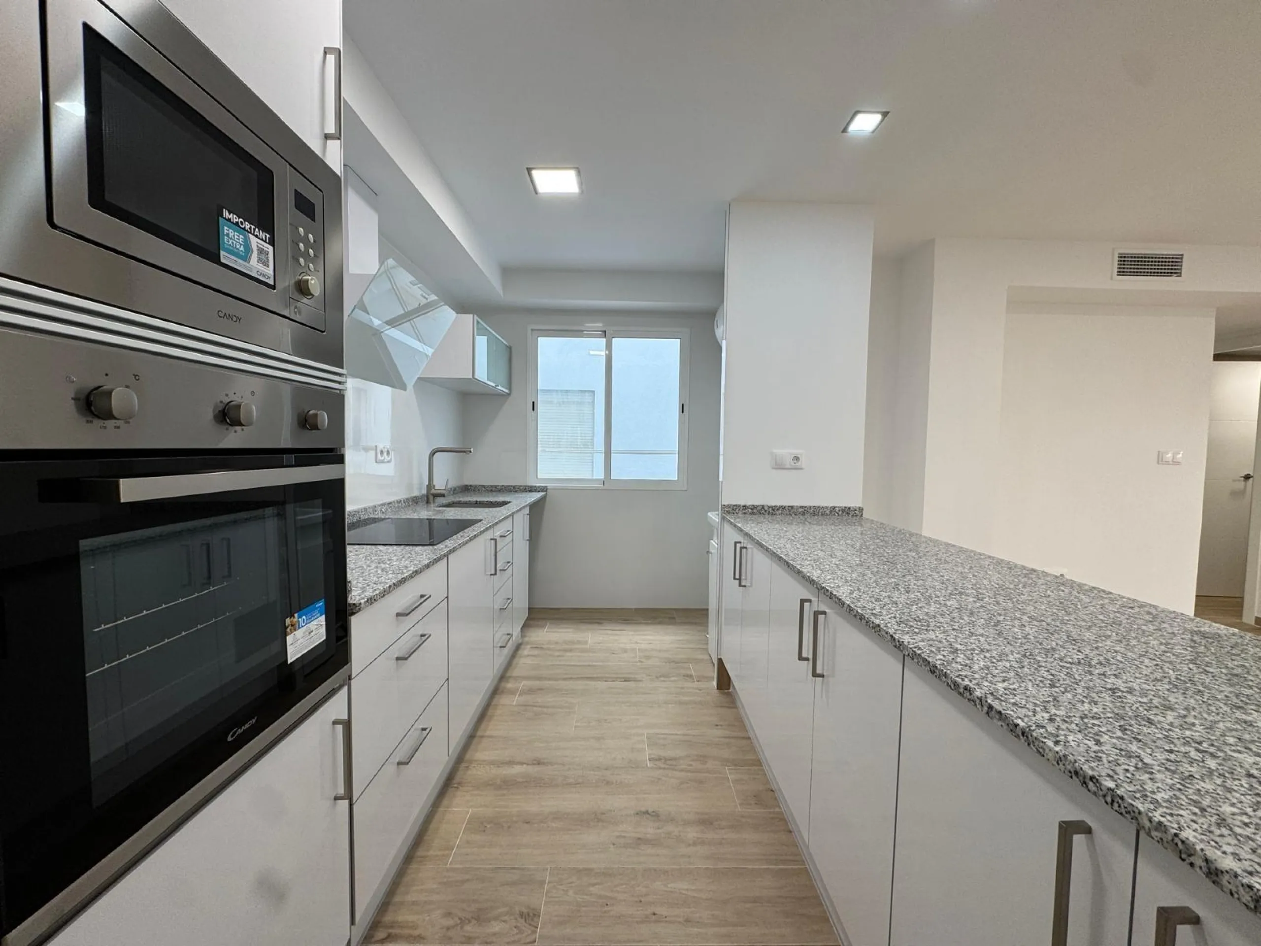 REFORMADO APARTAMENTO EN LA PRIMERA LINEA DE LA MATA CON VISTAS AL MAR. 3 DORM. 2 BAÑOS. SUPERFICIE 105 M2.