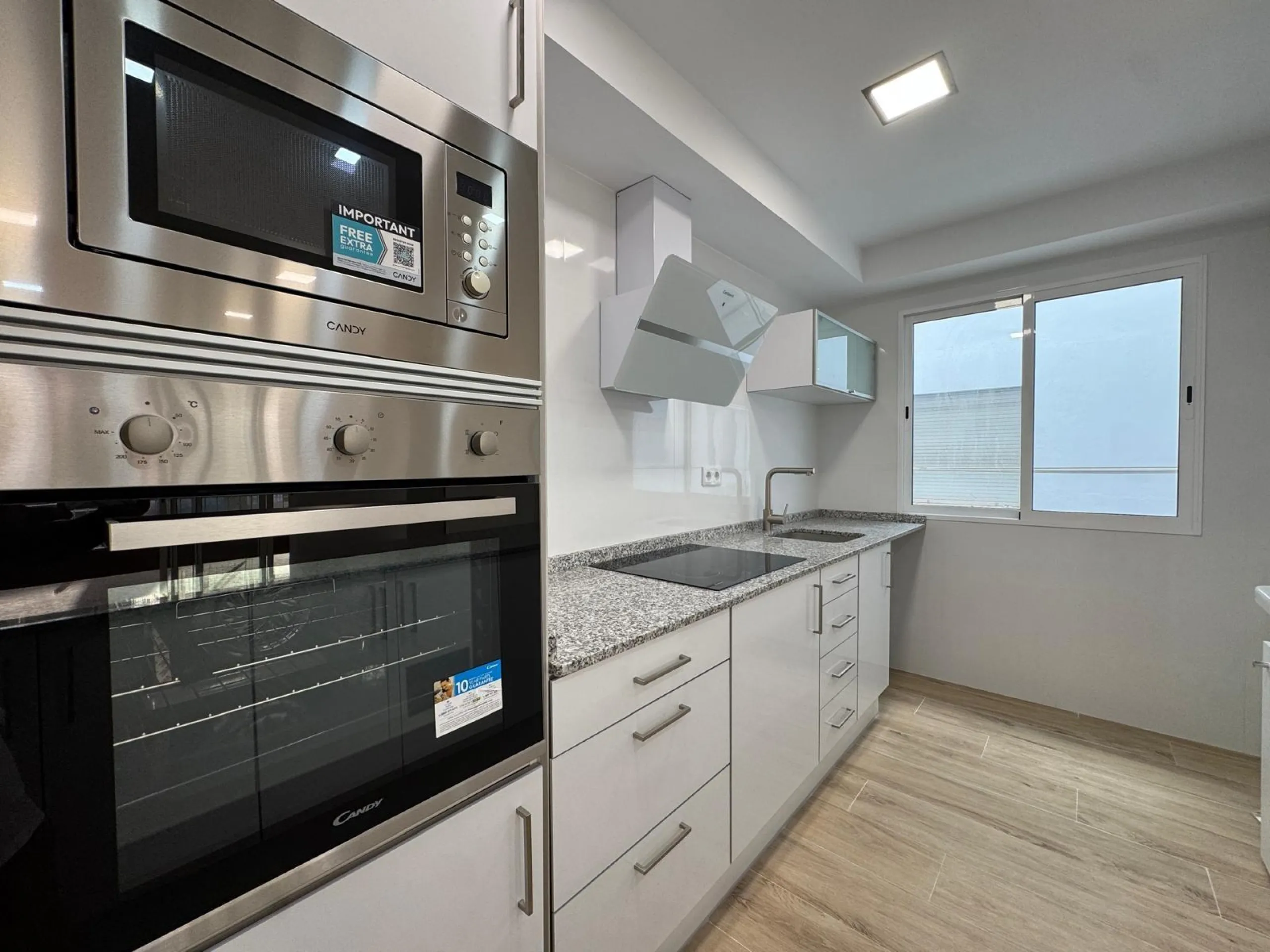 REFORMADO APARTAMENTO EN LA PRIMERA LINEA DE LA MATA CON VISTAS AL MAR. 3 DORM. 2 BAÑOS. SUPERFICIE 105 M2.