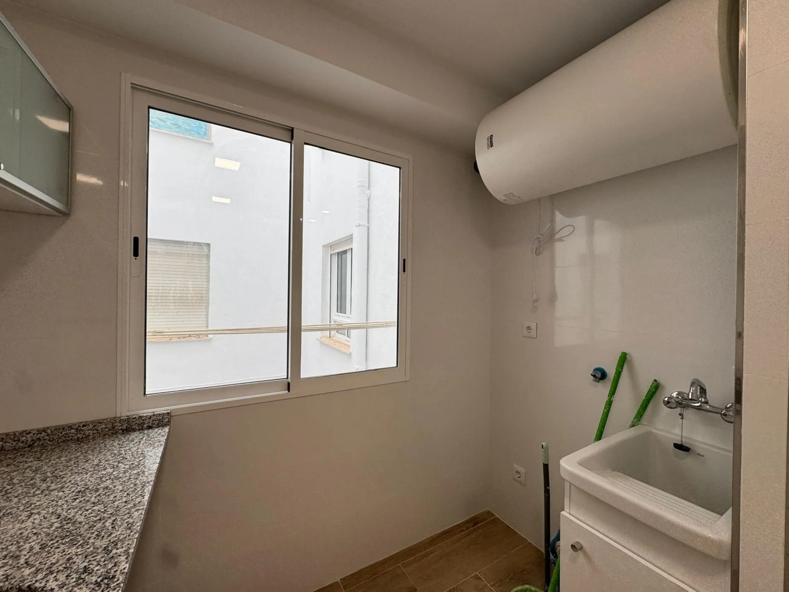 REFORMADO APARTAMENTO EN LA PRIMERA LINEA DE LA MATA CON VISTAS AL MAR. 3 DORM. 2 BAÑOS. SUPERFICIE 105 M2.