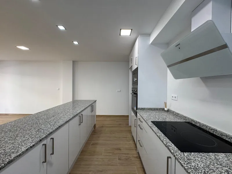 REFORMADO APARTAMENTO EN LA PRIMERA LINEA DE LA MATA CON VISTAS AL MAR. 3 DORM. 2 BAÑOS. SUPERFICIE 105 M2.