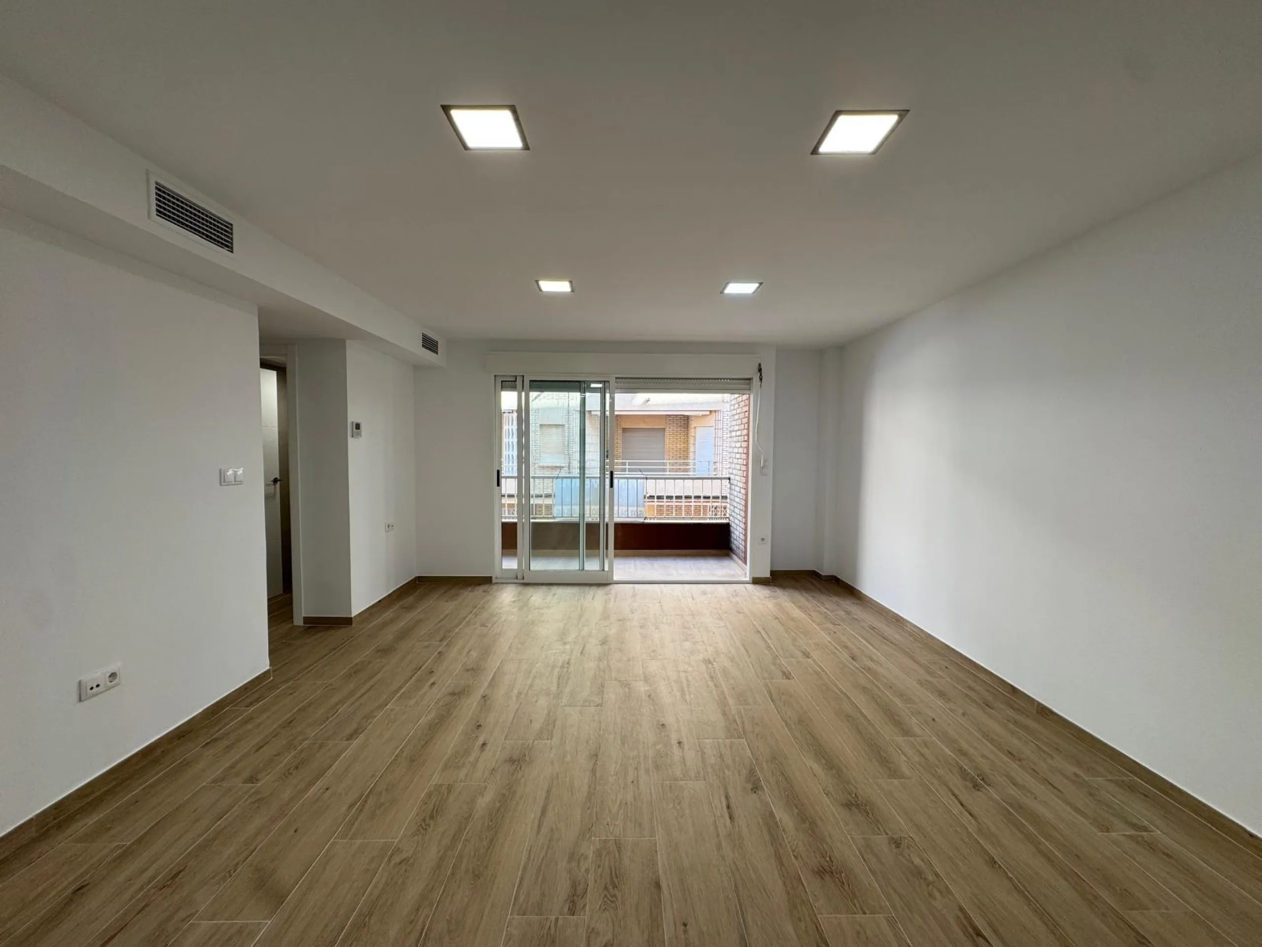 REFORMADO APARTAMENTO EN LA PRIMERA LINEA DE LA MATA CON VISTAS AL MAR. 3 DORM. 2 BAÑOS. SUPERFICIE 105 M2.