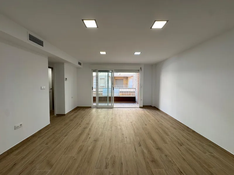 REFORMADO APARTAMENTO EN LA PRIMERA LINEA DE LA MATA CON VISTAS AL MAR. 3 DORM. 2 BAÑOS. SUPERFICIE 105 M2.