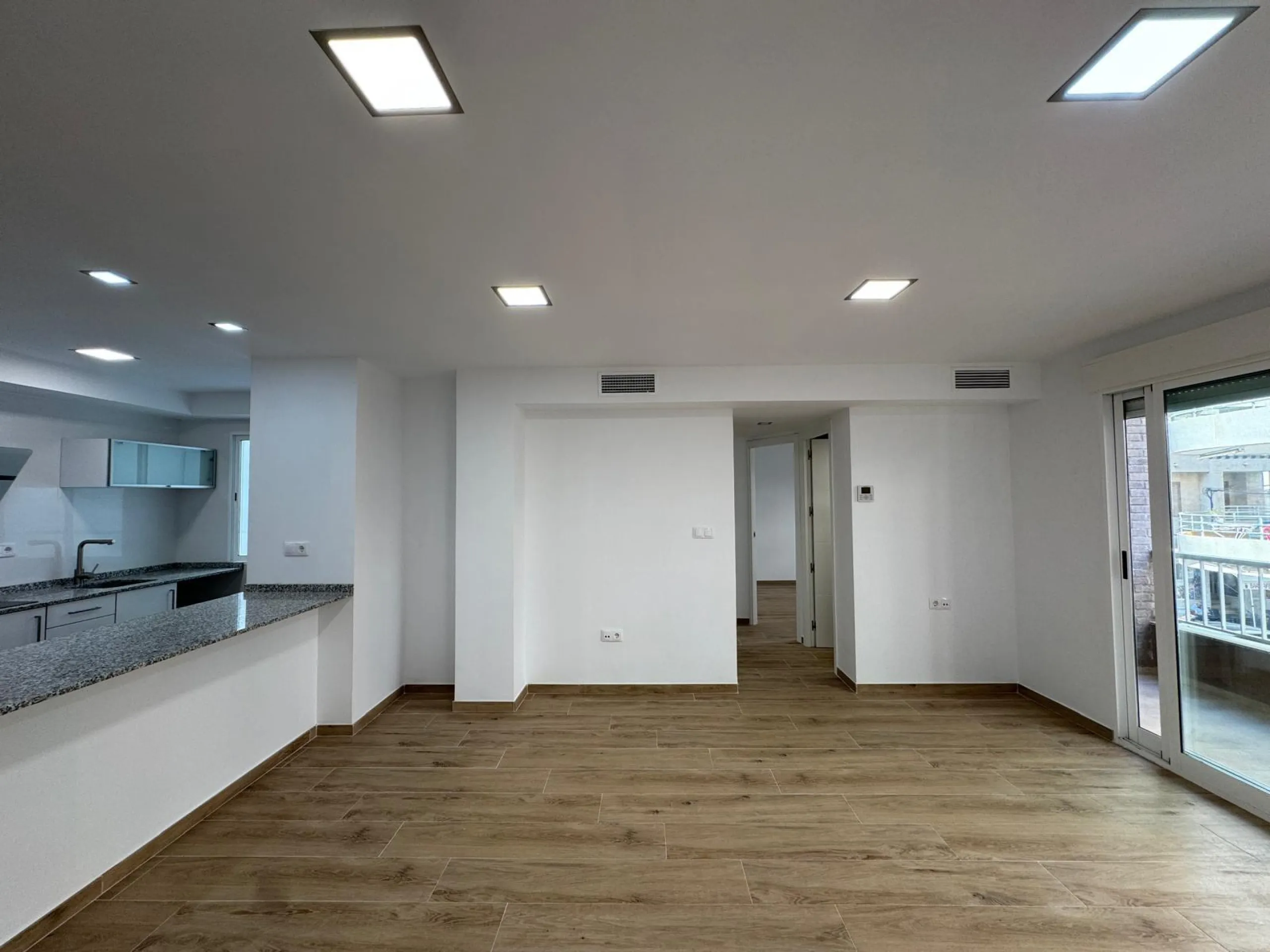 REFORMADO APARTAMENTO EN LA PRIMERA LINEA DE LA MATA CON VISTAS AL MAR. 3 DORM. 2 BAÑOS. SUPERFICIE 105 M2.
