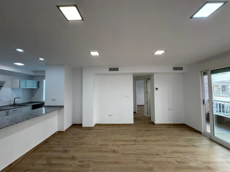 REFORMADO APARTAMENTO EN LA PRIMERA LINEA DE LA MATA CON VISTAS AL MAR. 3 DORM. 2 BAÑOS. SUPERFICIE 105 M2.