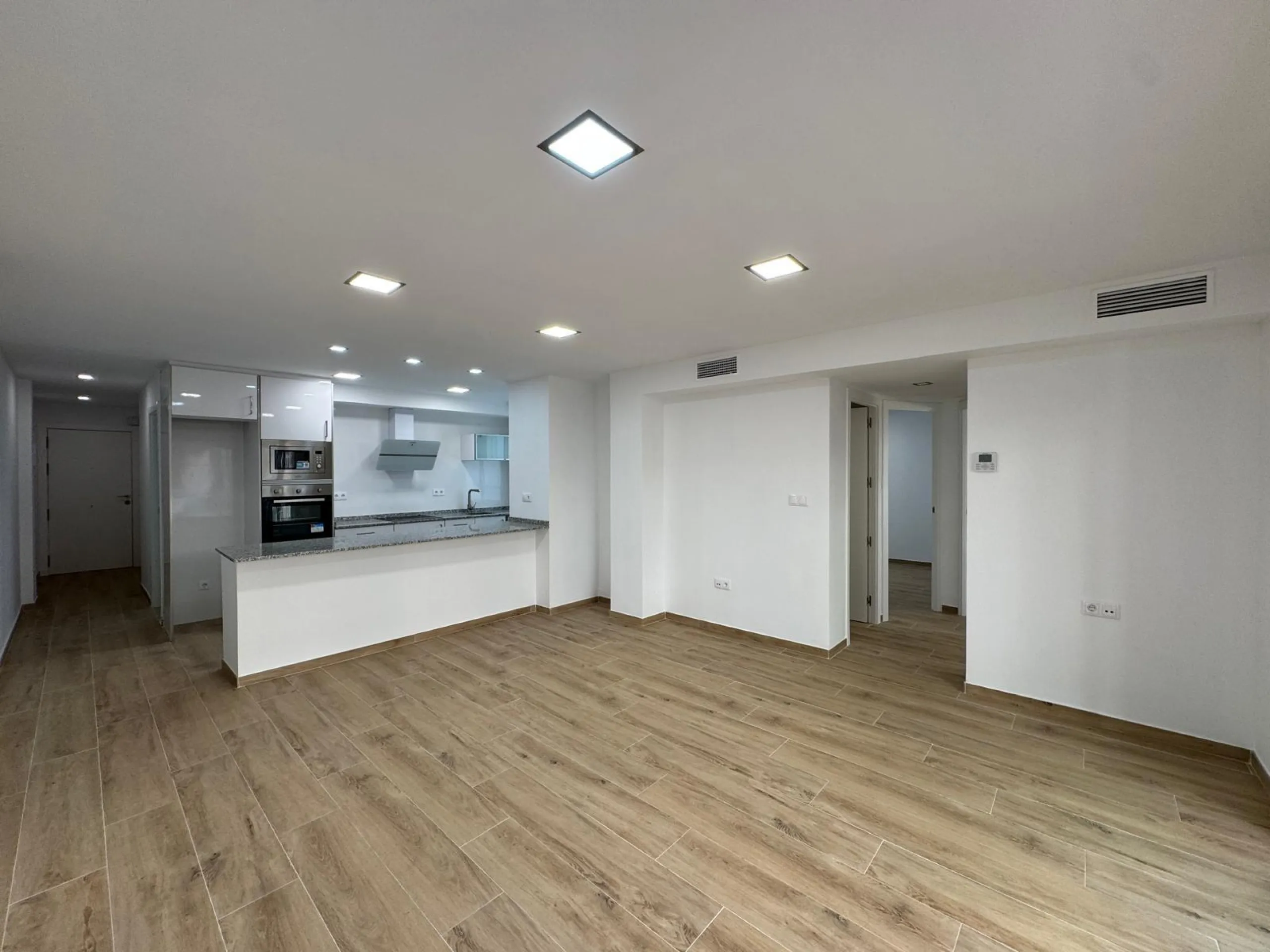 REFORMADO APARTAMENTO EN LA PRIMERA LINEA DE LA MATA CON VISTAS AL MAR. 3 DORM. 2 BAÑOS. SUPERFICIE 105 M2.