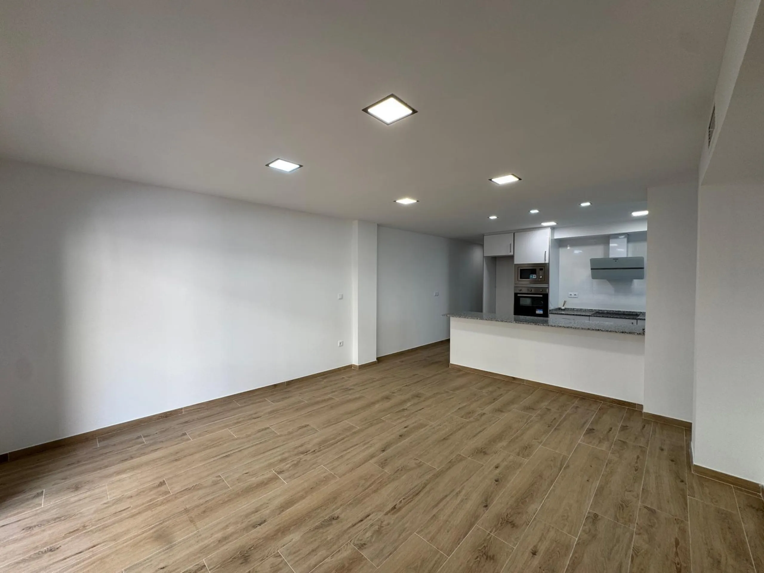 REFORMADO APARTAMENTO EN LA PRIMERA LINEA DE LA MATA CON VISTAS AL MAR. 3 DORM. 2 BAÑOS. SUPERFICIE 105 M2.