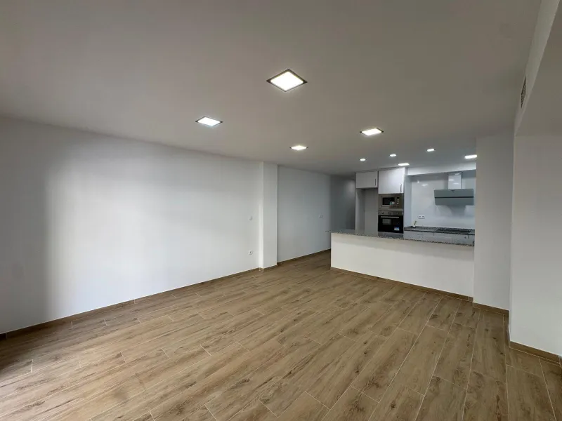 REFORMADO APARTAMENTO EN LA PRIMERA LINEA DE LA MATA CON VISTAS AL MAR. 3 DORM. 2 BAÑOS. SUPERFICIE 105 M2.