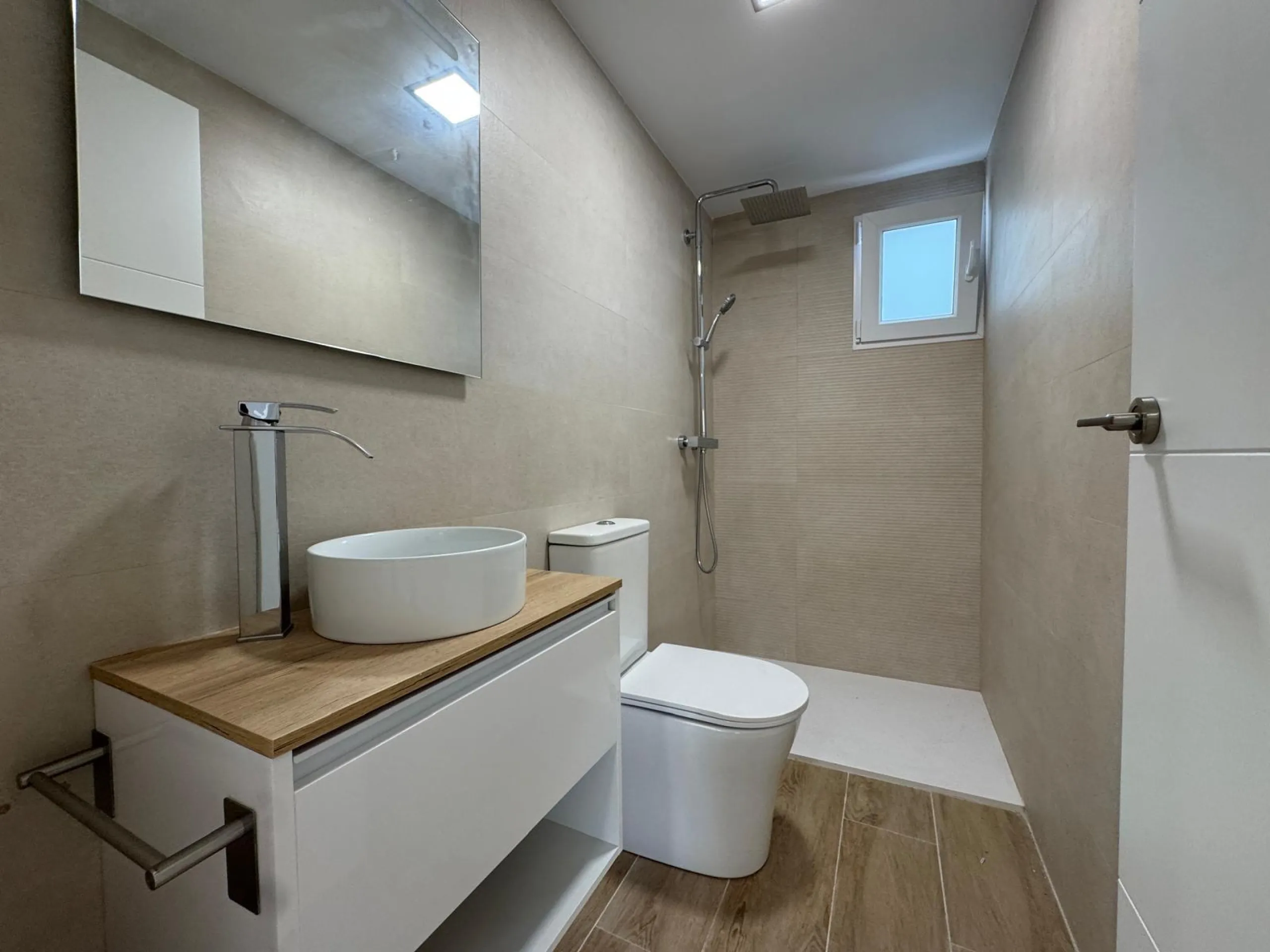 REFORMADO APARTAMENTO EN LA PRIMERA LINEA DE LA MATA CON VISTAS AL MAR. 3 DORM. 2 BAÑOS. SUPERFICIE 105 M2.