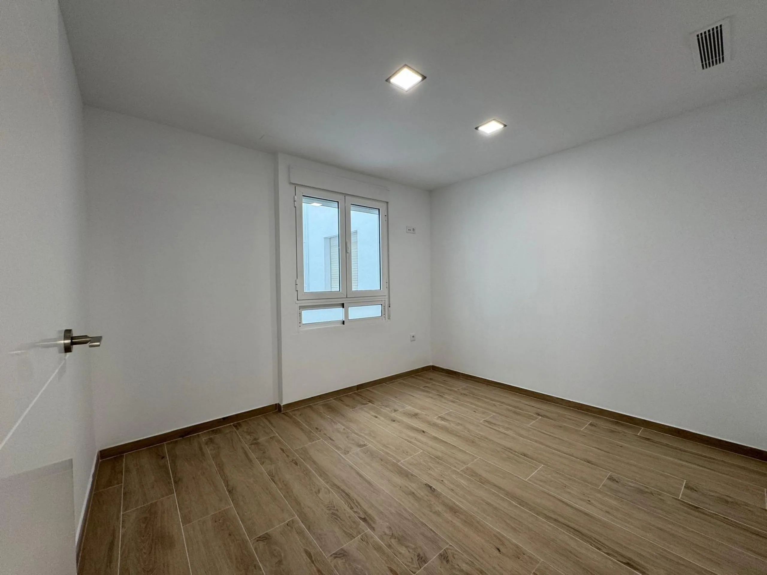 REFORMADO APARTAMENTO EN LA PRIMERA LINEA DE LA MATA CON VISTAS AL MAR. 3 DORM. 2 BAÑOS. SUPERFICIE 105 M2.