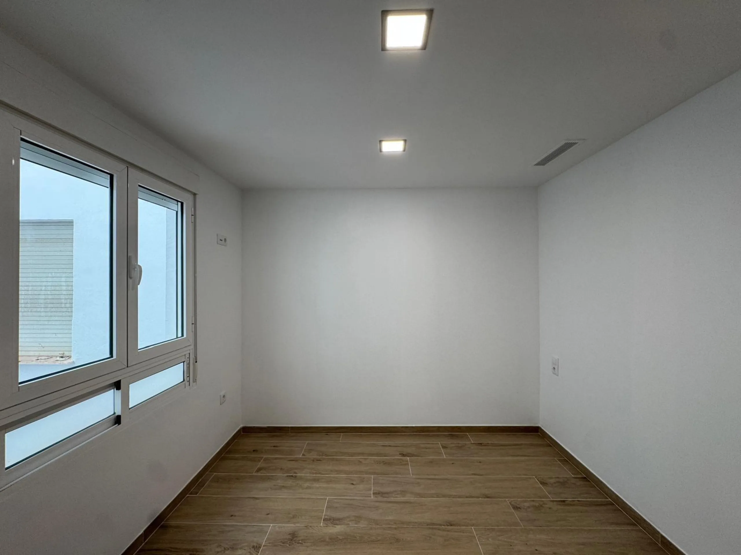 REFORMADO APARTAMENTO EN LA PRIMERA LINEA DE LA MATA CON VISTAS AL MAR. 3 DORM. 2 BAÑOS. SUPERFICIE 105 M2.