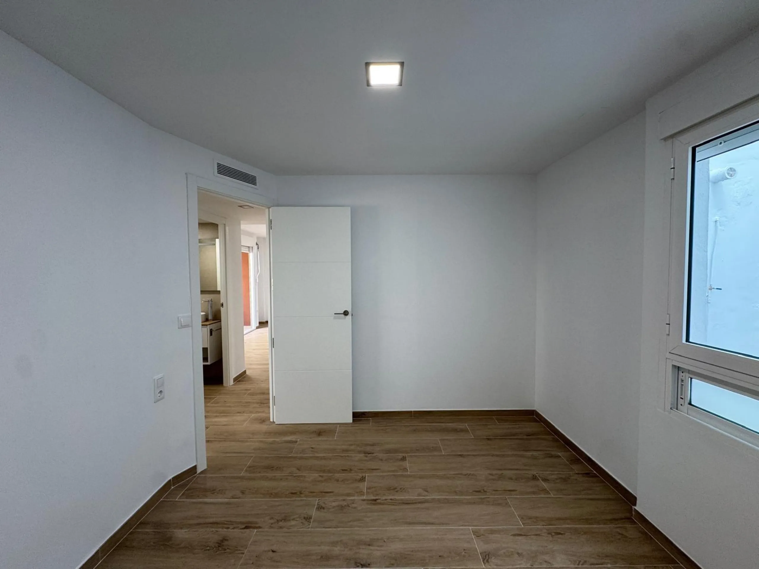 REFORMADO APARTAMENTO EN LA PRIMERA LINEA DE LA MATA CON VISTAS AL MAR. 3 DORM. 2 BAÑOS. SUPERFICIE 105 M2.