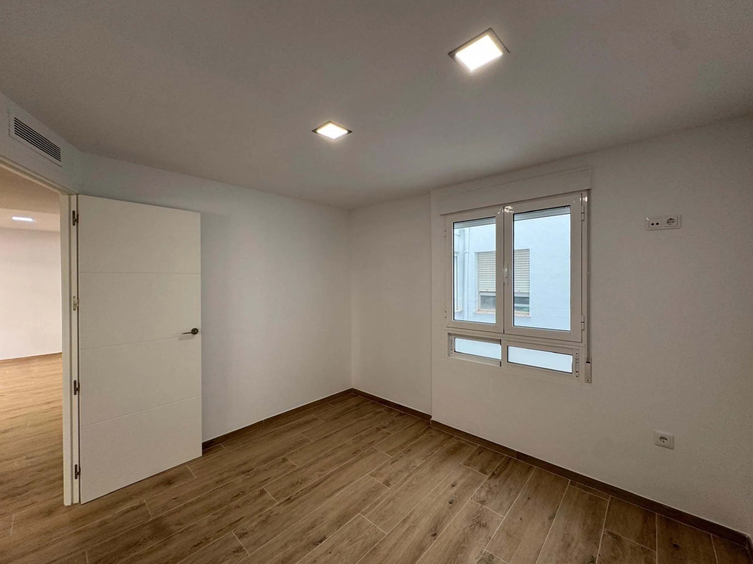 REFORMADO APARTAMENTO EN LA PRIMERA LINEA DE LA MATA CON VISTAS AL MAR. 3 DORM. 2 BAÑOS. SUPERFICIE 105 M2.