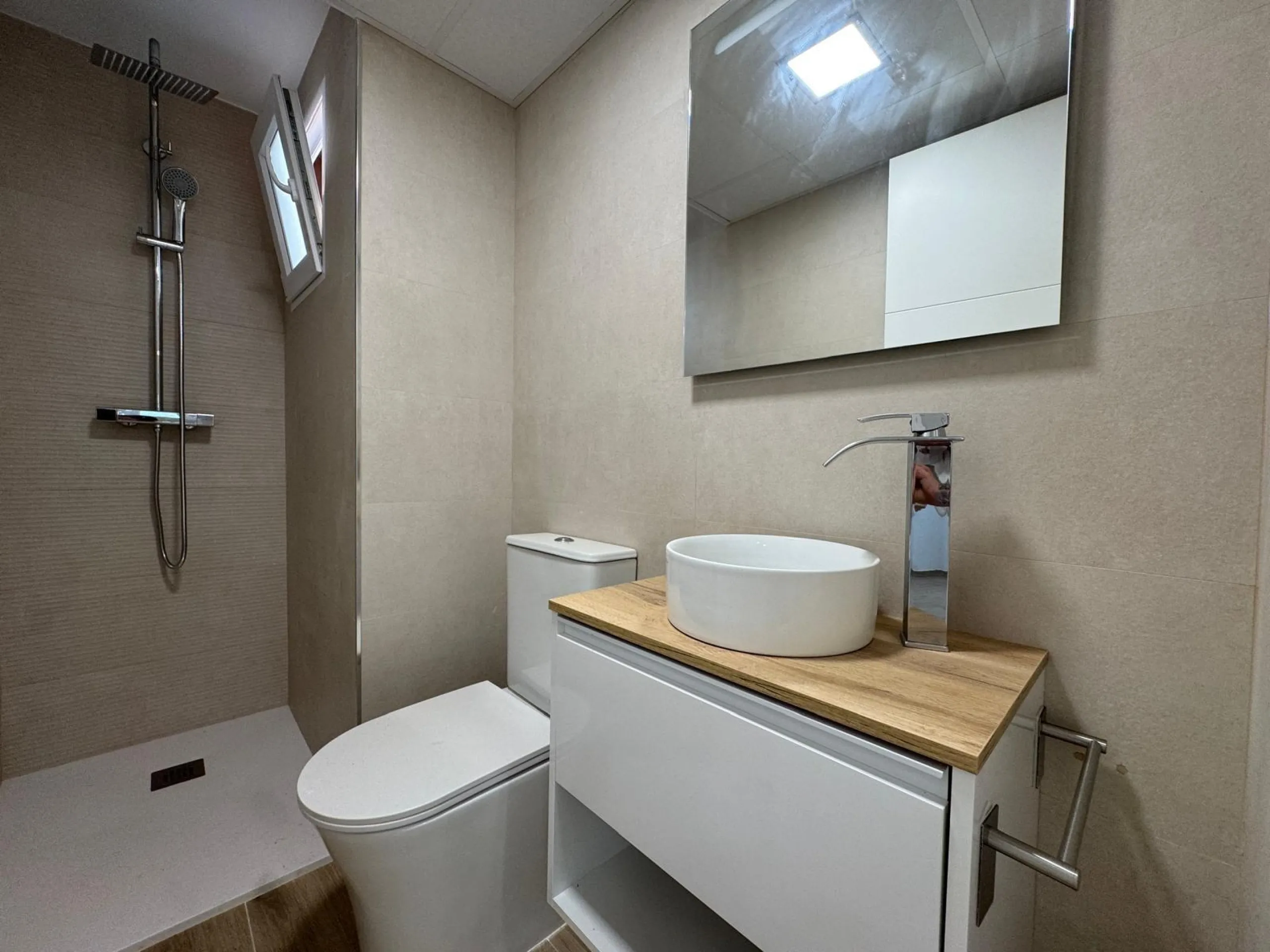 REFORMADO APARTAMENTO EN LA PRIMERA LINEA DE LA MATA CON VISTAS AL MAR. 3 DORM. 2 BAÑOS. SUPERFICIE 105 M2.