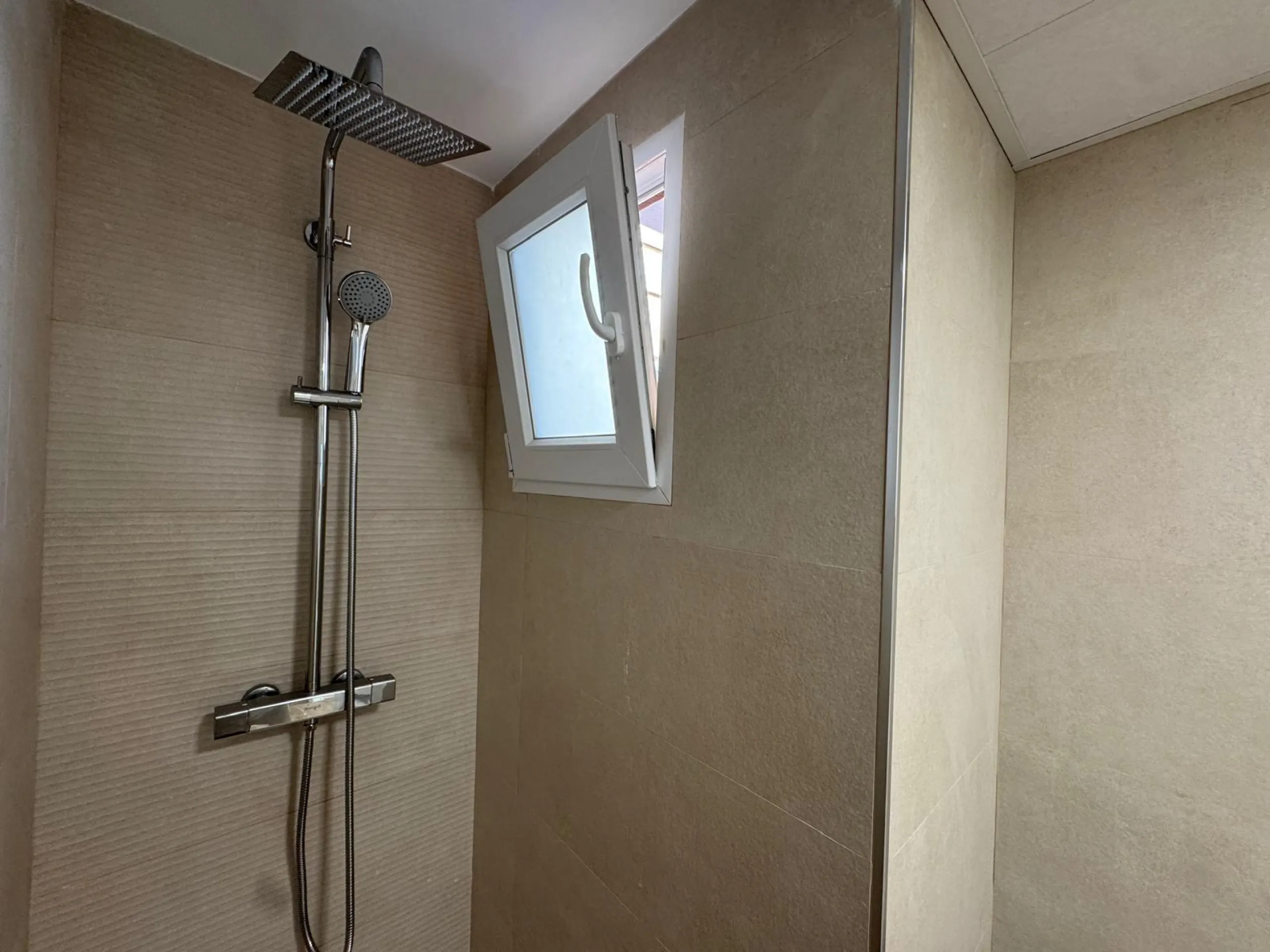 REFORMADO APARTAMENTO EN LA PRIMERA LINEA DE LA MATA CON VISTAS AL MAR. 3 DORM. 2 BAÑOS. SUPERFICIE 105 M2.