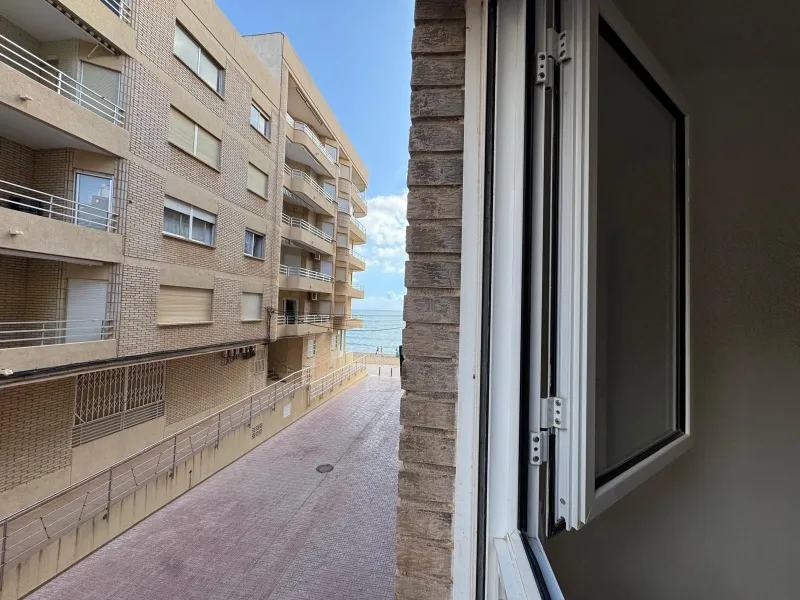 REFORMADO APARTAMENTO EN LA PRIMERA LINEA DE LA MATA CON VISTAS AL MAR. 3 DORM. 2 BAÑOS. SUPERFICIE 105 M2.