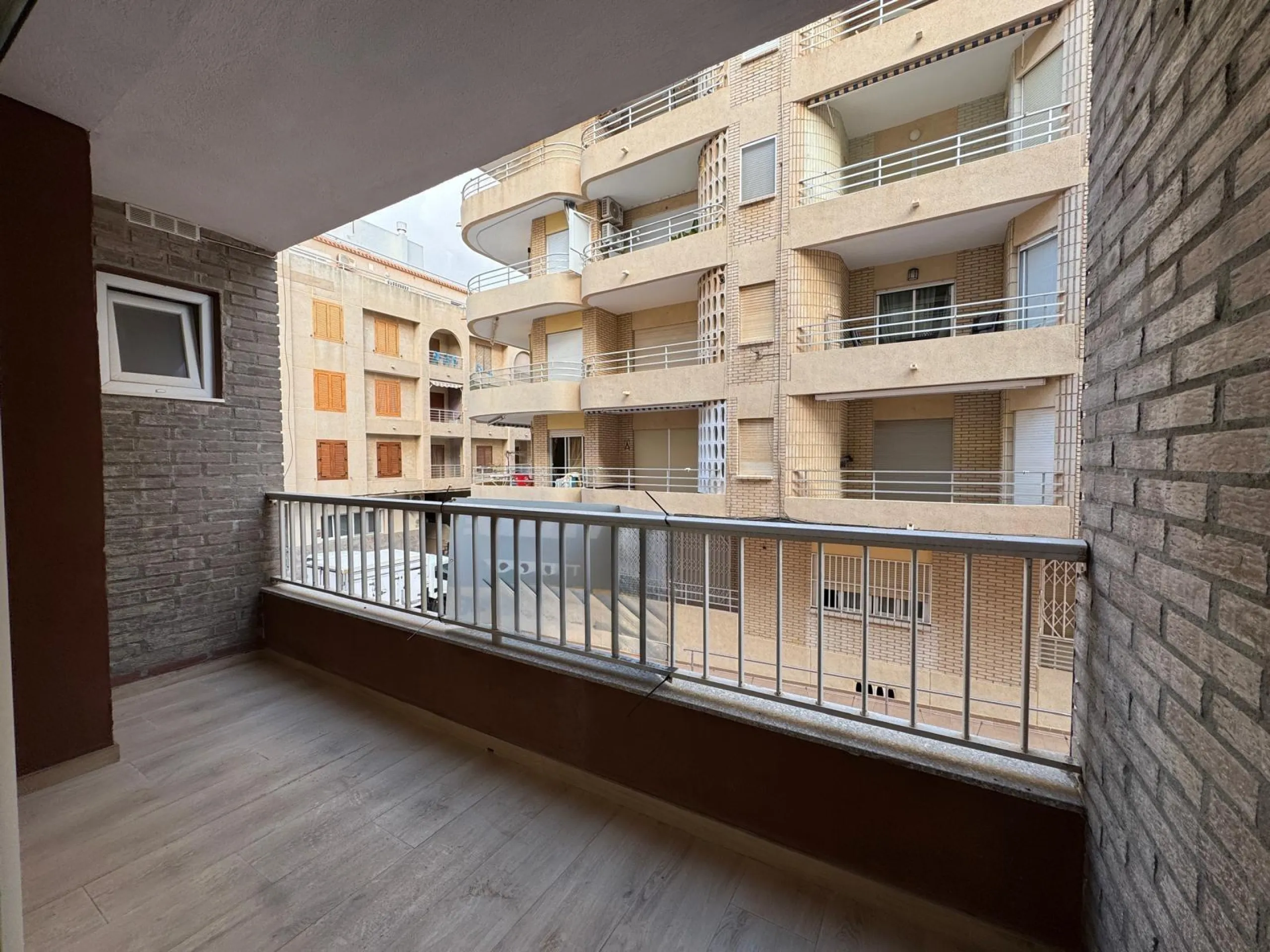 REFORMADO APARTAMENTO EN LA PRIMERA LINEA DE LA MATA CON VISTAS AL MAR. 3 DORM. 2 BAÑOS. SUPERFICIE 105 M2.