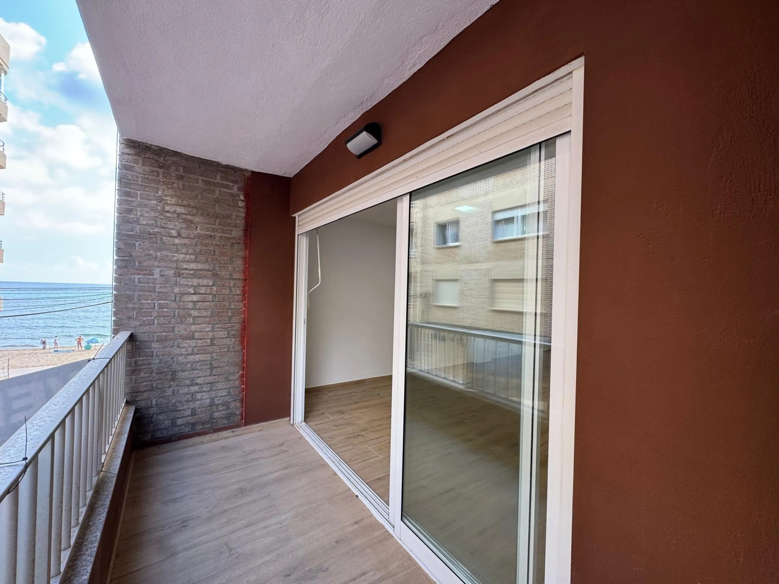 REFORMADO APARTAMENTO EN LA PRIMERA LINEA DE LA MATA CON VISTAS AL MAR. 3 DORM. 2 BAÑOS. SUPERFICIE 105 M2.