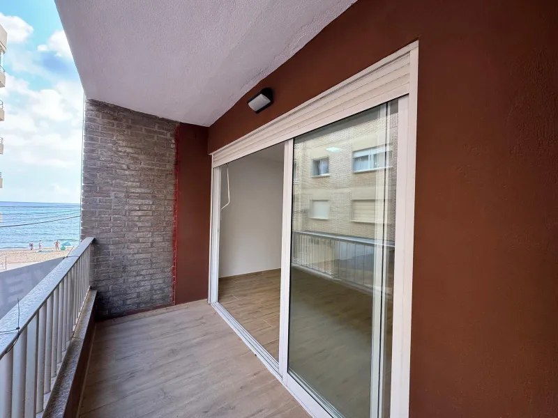 REFORMADO APARTAMENTO EN LA PRIMERA LINEA DE LA MATA CON VISTAS AL MAR. 3 DORM. 2 BAÑOS. SUPERFICIE 105 M2.