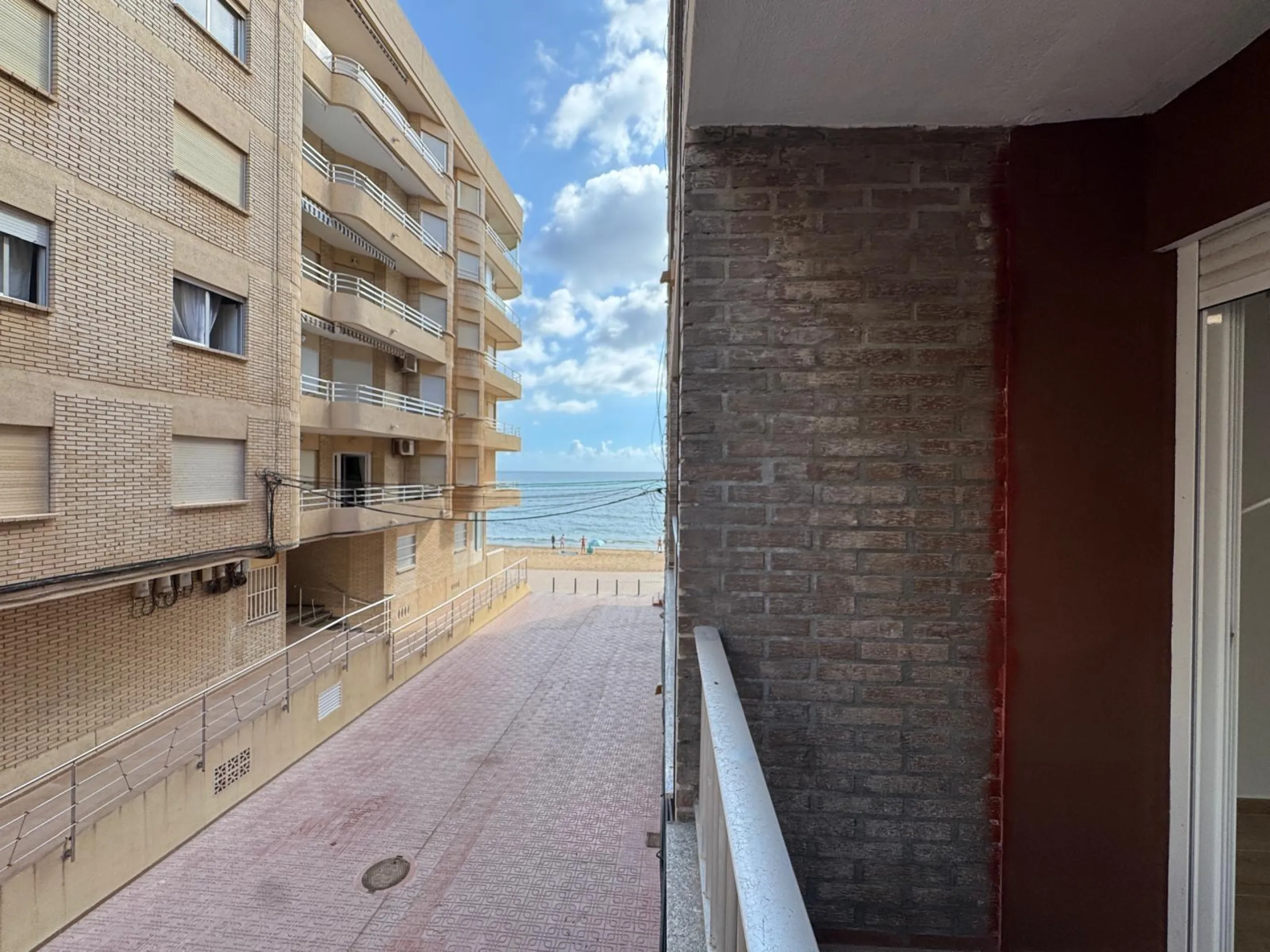 REFORMADO APARTAMENTO EN LA PRIMERA LINEA DE LA MATA CON VISTAS AL MAR. 3 DORM. 2 BAÑOS. SUPERFICIE 105 M2.
