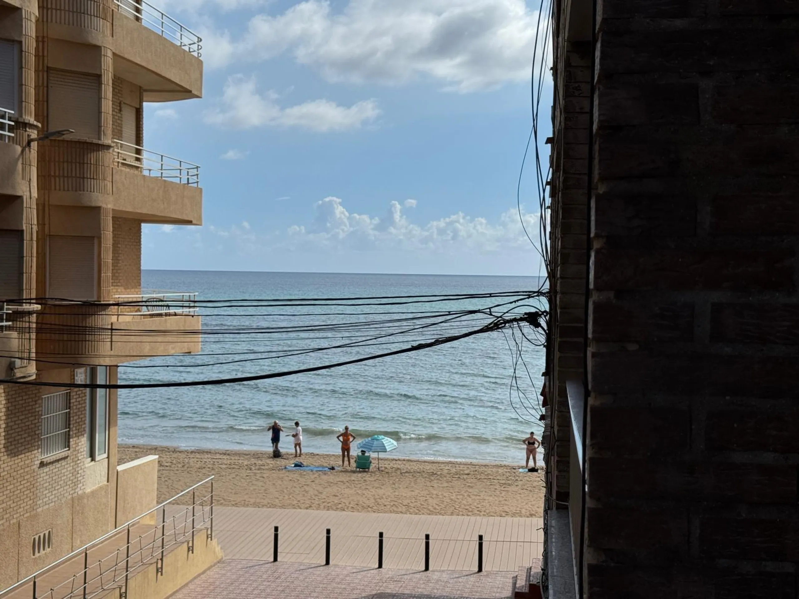 REFORMADO APARTAMENTO EN LA PRIMERA LINEA DE LA MATA CON VISTAS AL MAR. 3 DORM. 2 BAÑOS. SUPERFICIE 105 M2.