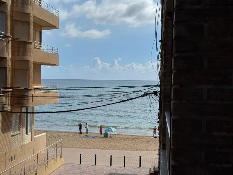 REFORMADO APARTAMENTO EN LA PRIMERA LINEA DE LA MATA CON VISTAS AL MAR. 3 DORM. 2 BAÑOS. SUPERFICIE 105 M2.