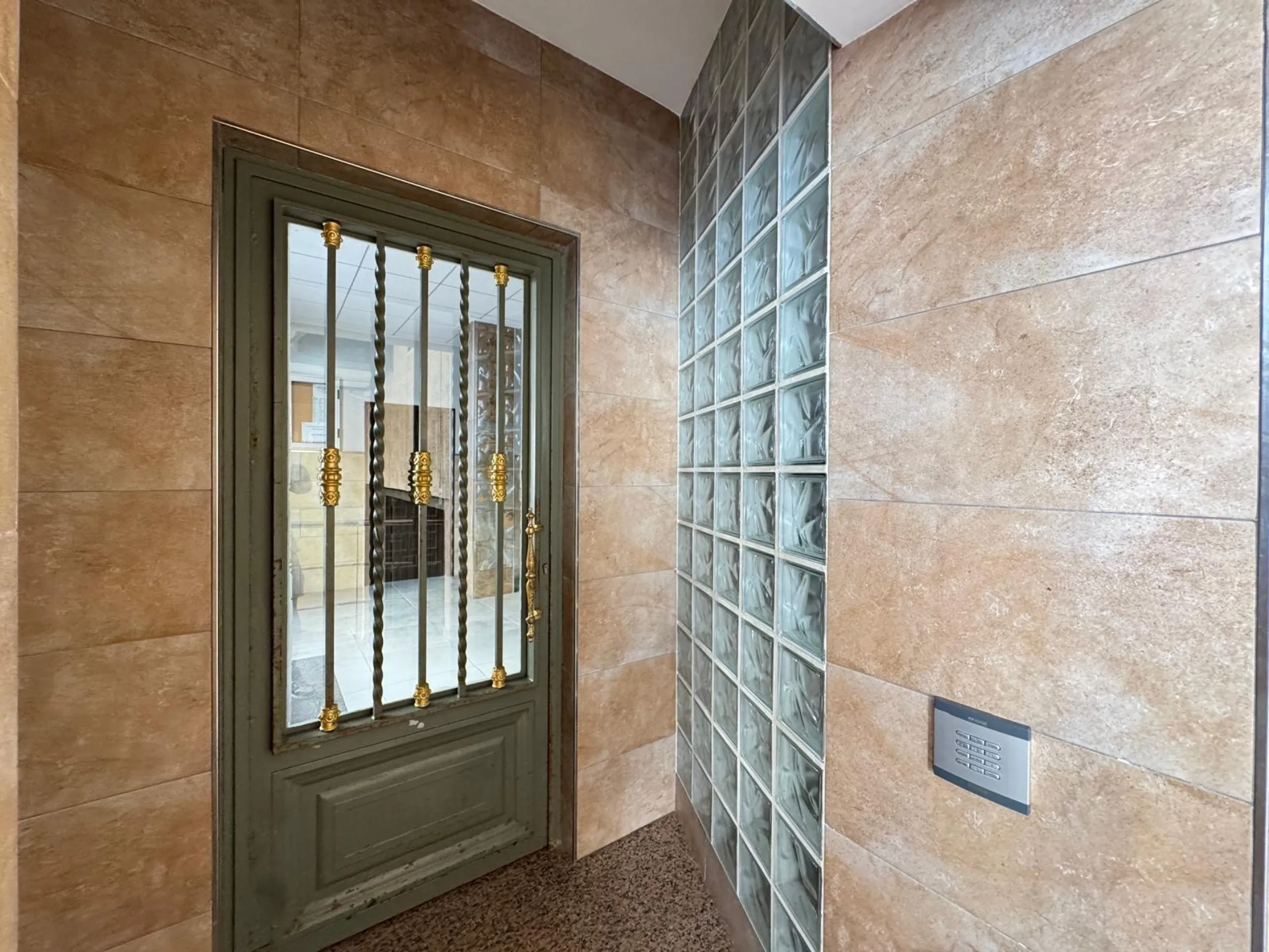 REFORMADO APARTAMENTO EN LA PRIMERA LINEA DE LA MATA CON VISTAS AL MAR. 3 DORM. 2 BAÑOS. SUPERFICIE 105 M2.