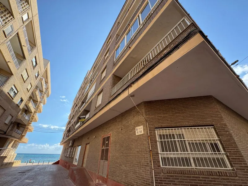 REFORMADO APARTAMENTO EN LA PRIMERA LINEA DE LA MATA CON VISTAS AL MAR. 3 DORM. 2 BAÑOS. SUPERFICIE 105 M2.