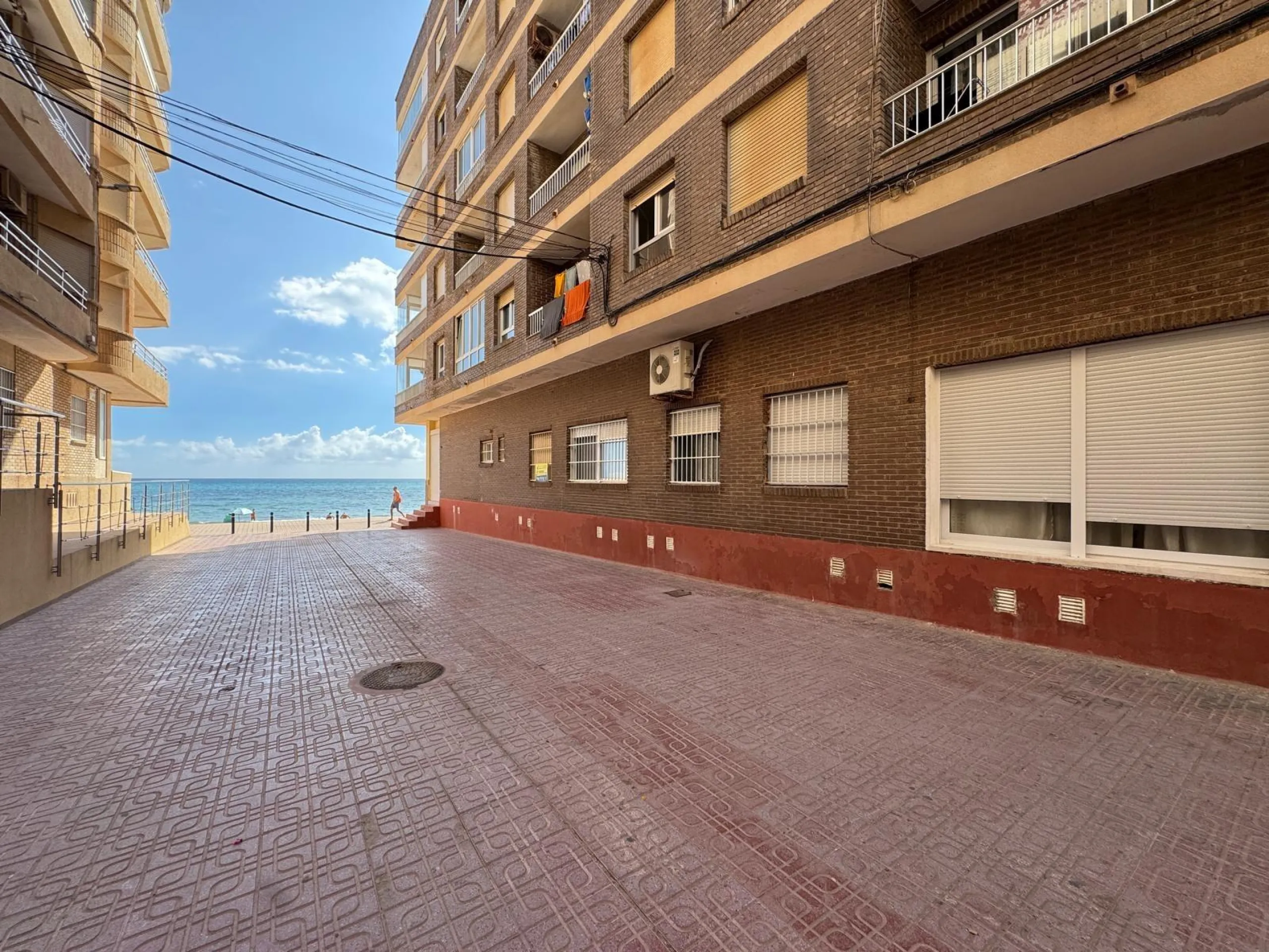 REFORMADO APARTAMENTO EN LA PRIMERA LINEA DE LA MATA CON VISTAS AL MAR. 3 DORM. 2 BAÑOS. SUPERFICIE 105 M2.
