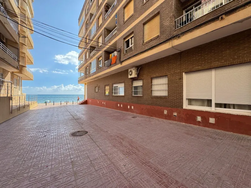 REFORMADO APARTAMENTO EN LA PRIMERA LINEA DE LA MATA CON VISTAS AL MAR. 3 DORM. 2 BAÑOS. SUPERFICIE 105 M2.