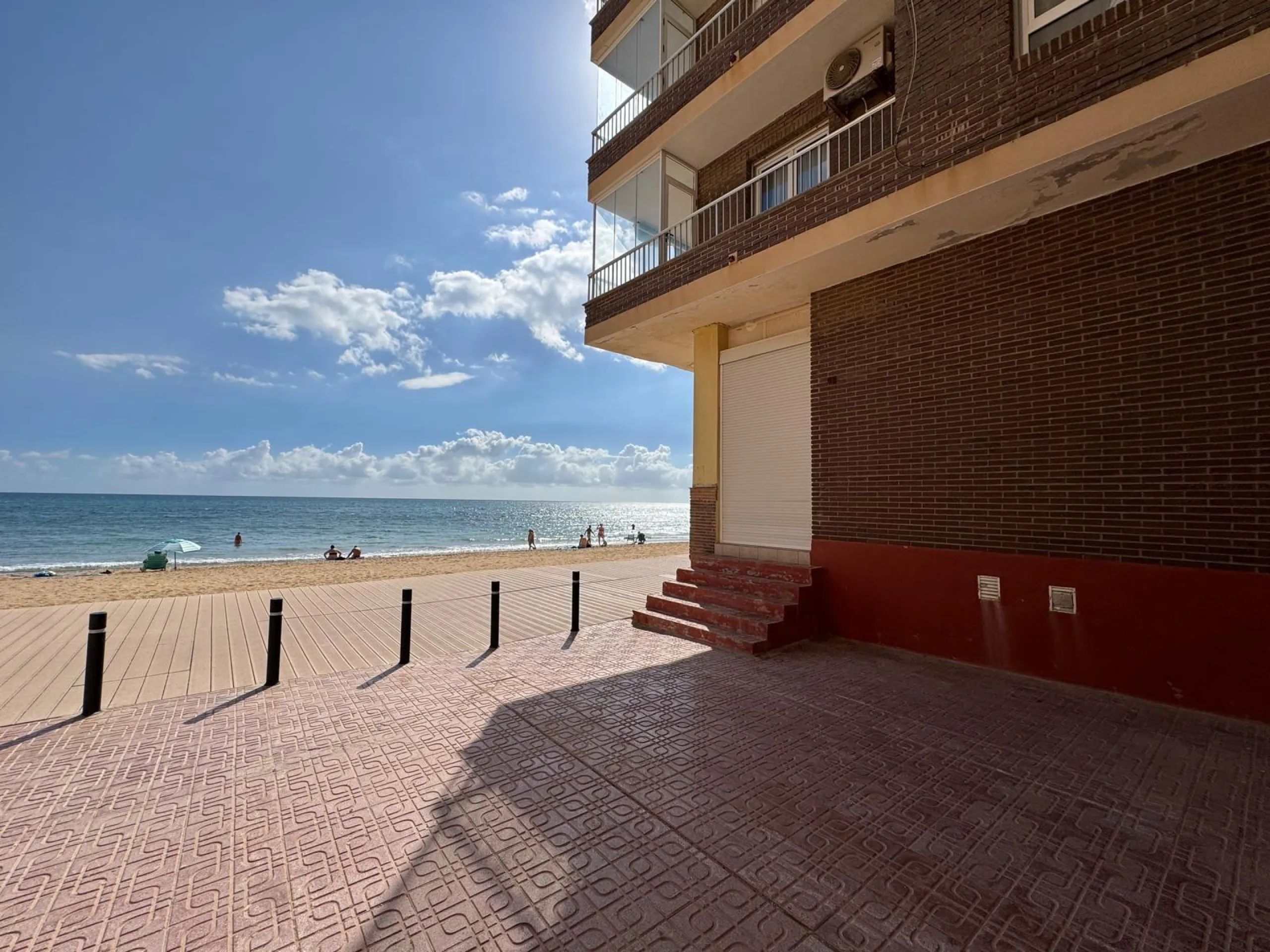 REFORMADO APARTAMENTO EN LA PRIMERA LINEA DE LA MATA CON VISTAS AL MAR. 3 DORM. 2 BAÑOS. SUPERFICIE 105 M2.