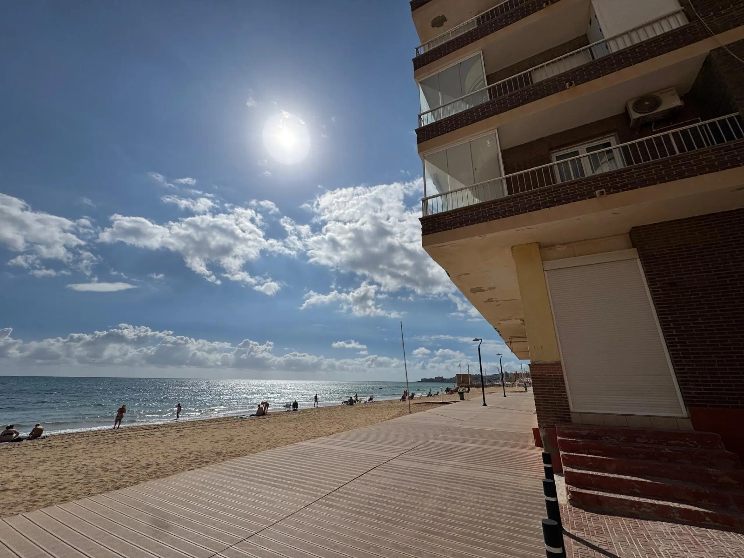 REFORMADO APARTAMENTO EN LA PRIMERA LINEA DE LA MATA CON VISTAS AL MAR. 3 DORM. 2 BAÑOS. SUPERFICIE 105 M2.