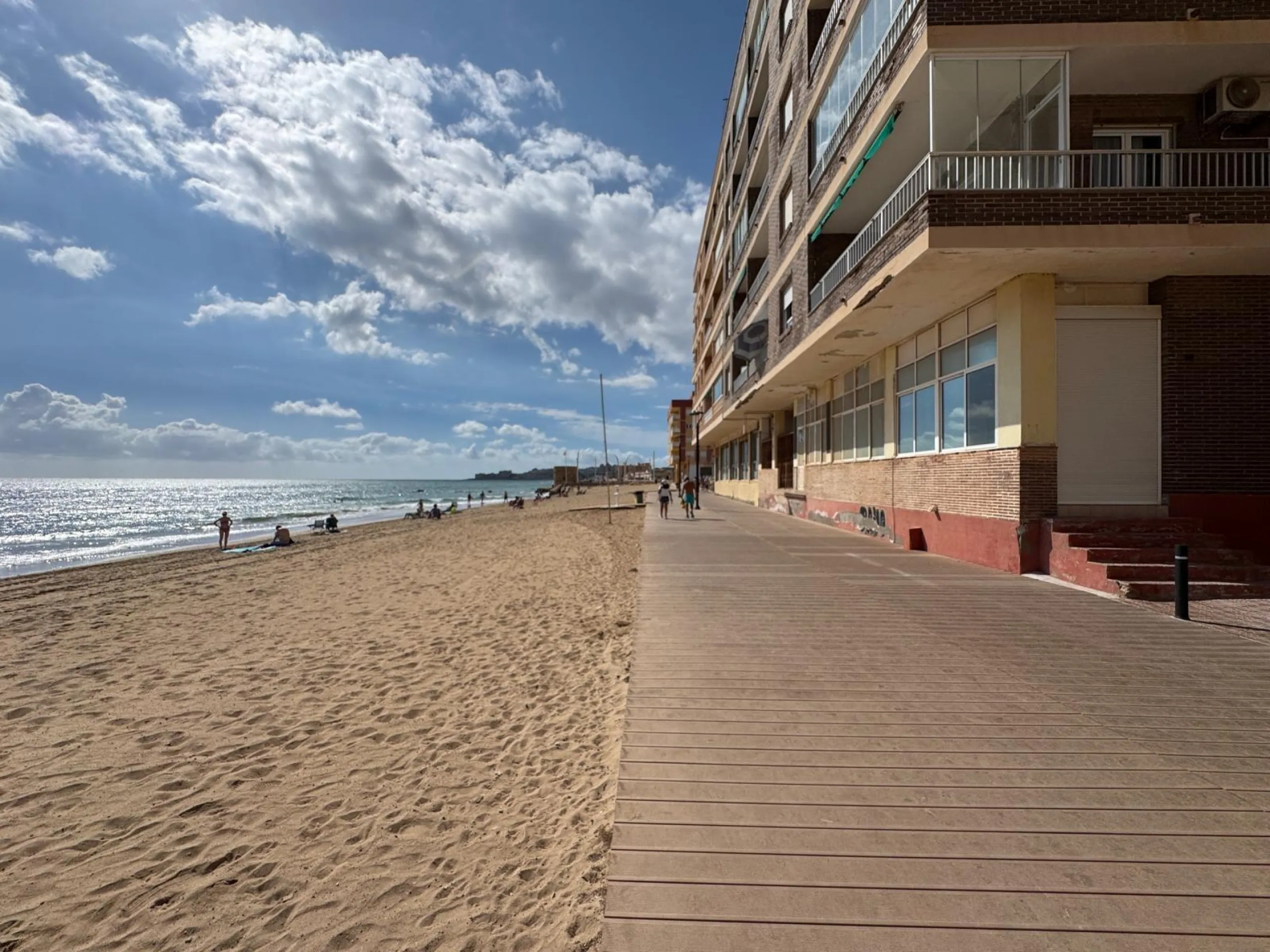 REFORMADO APARTAMENTO EN LA PRIMERA LINEA DE LA MATA CON VISTAS AL MAR. 3 DORM. 2 BAÑOS. SUPERFICIE 105 M2.
