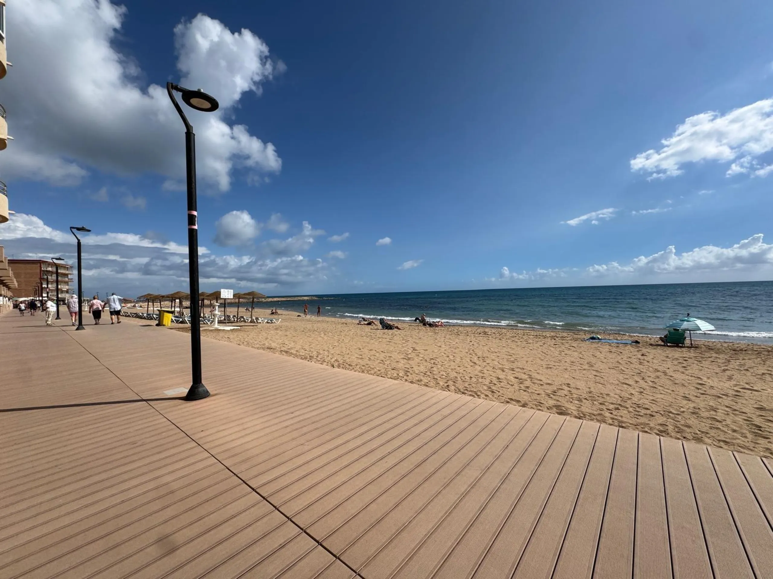 REFORMADO APARTAMENTO EN LA PRIMERA LINEA DE LA MATA CON VISTAS AL MAR. 3 DORM. 2 BAÑOS. SUPERFICIE 105 M2.