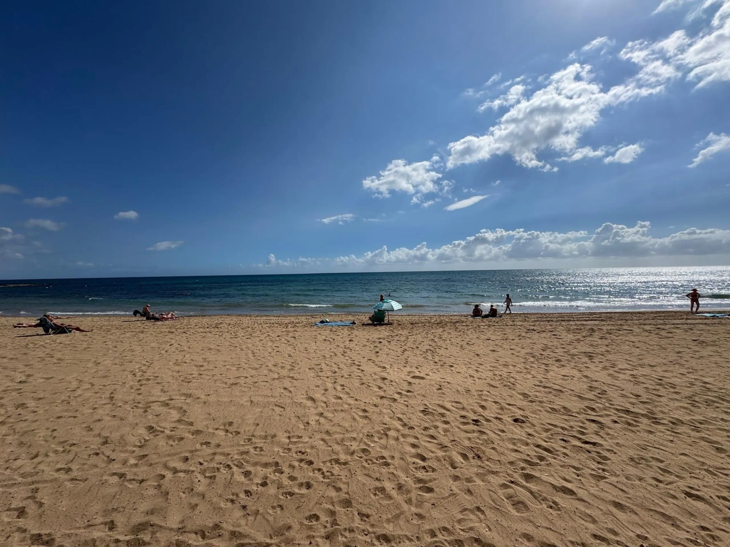 REFORMADO APARTAMENTO EN LA PRIMERA LINEA DE LA MATA CON VISTAS AL MAR. 3 DORM. 2 BAÑOS. SUPERFICIE 105 M2.