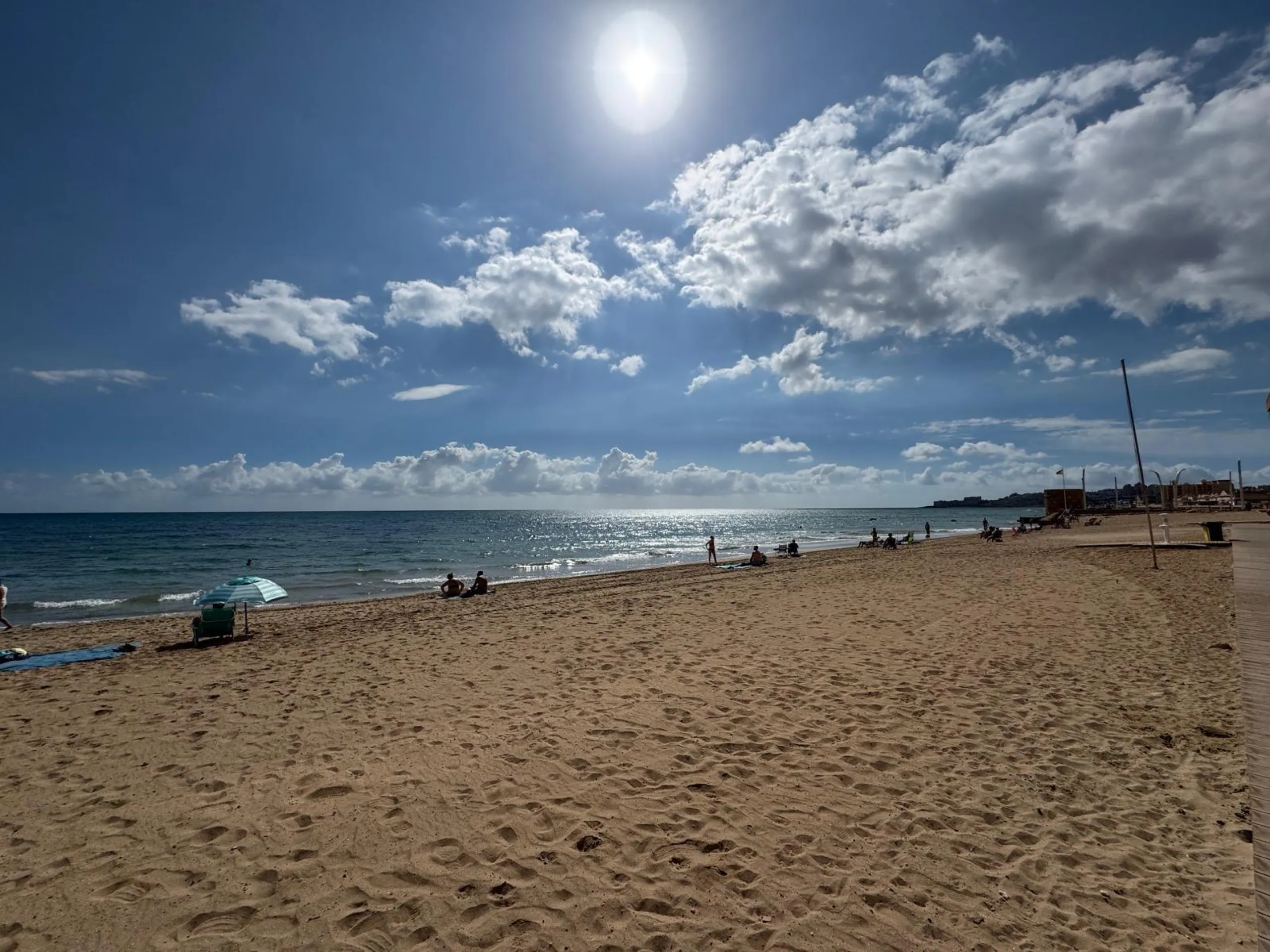 REFORMADO APARTAMENTO EN LA PRIMERA LINEA DE LA MATA CON VISTAS AL MAR. 3 DORM. 2 BAÑOS. SUPERFICIE 105 M2.
