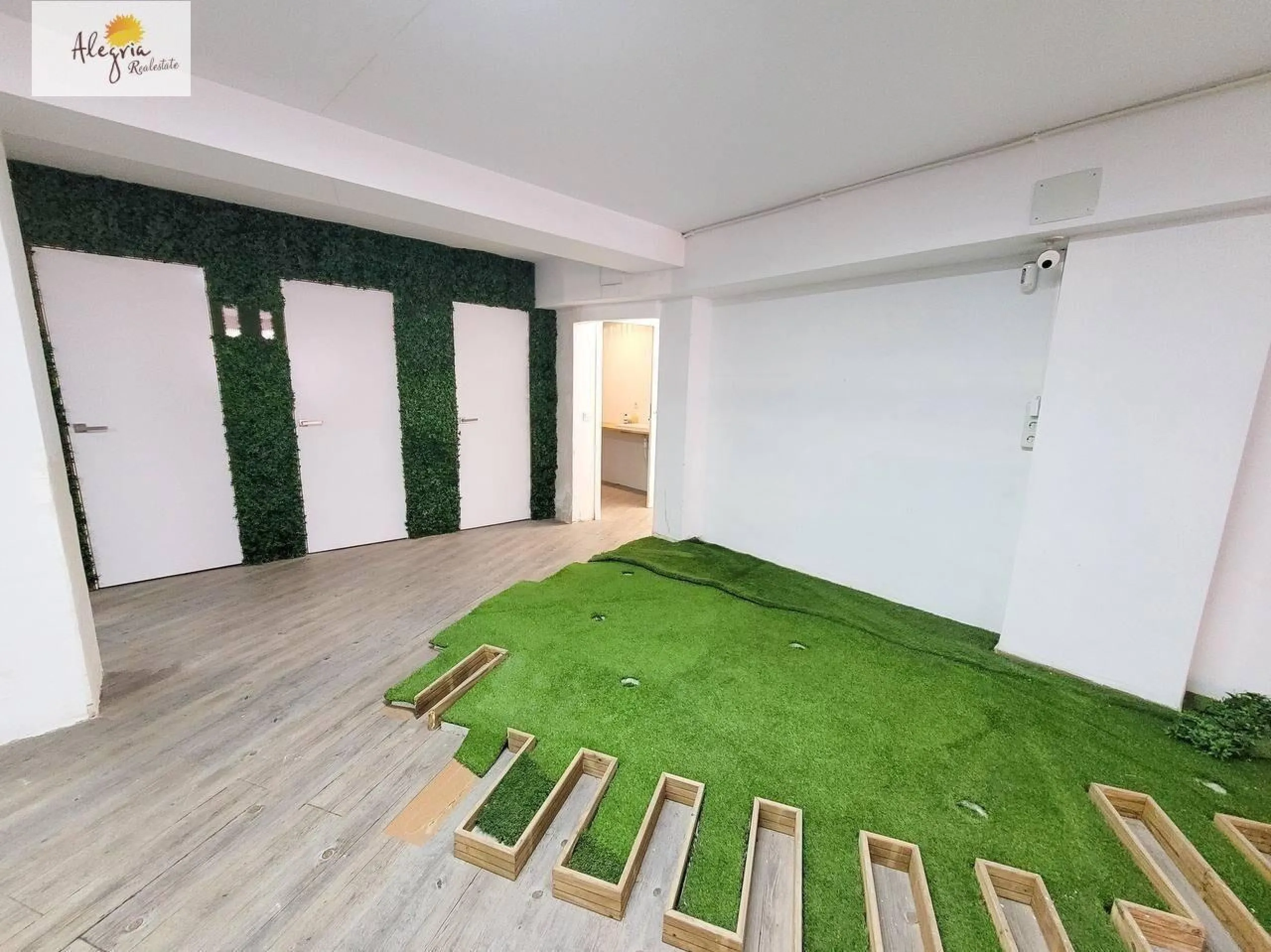 An excellent investment property is offered for sale in one of Valencia’s most promising neighborhoods — Benicalap