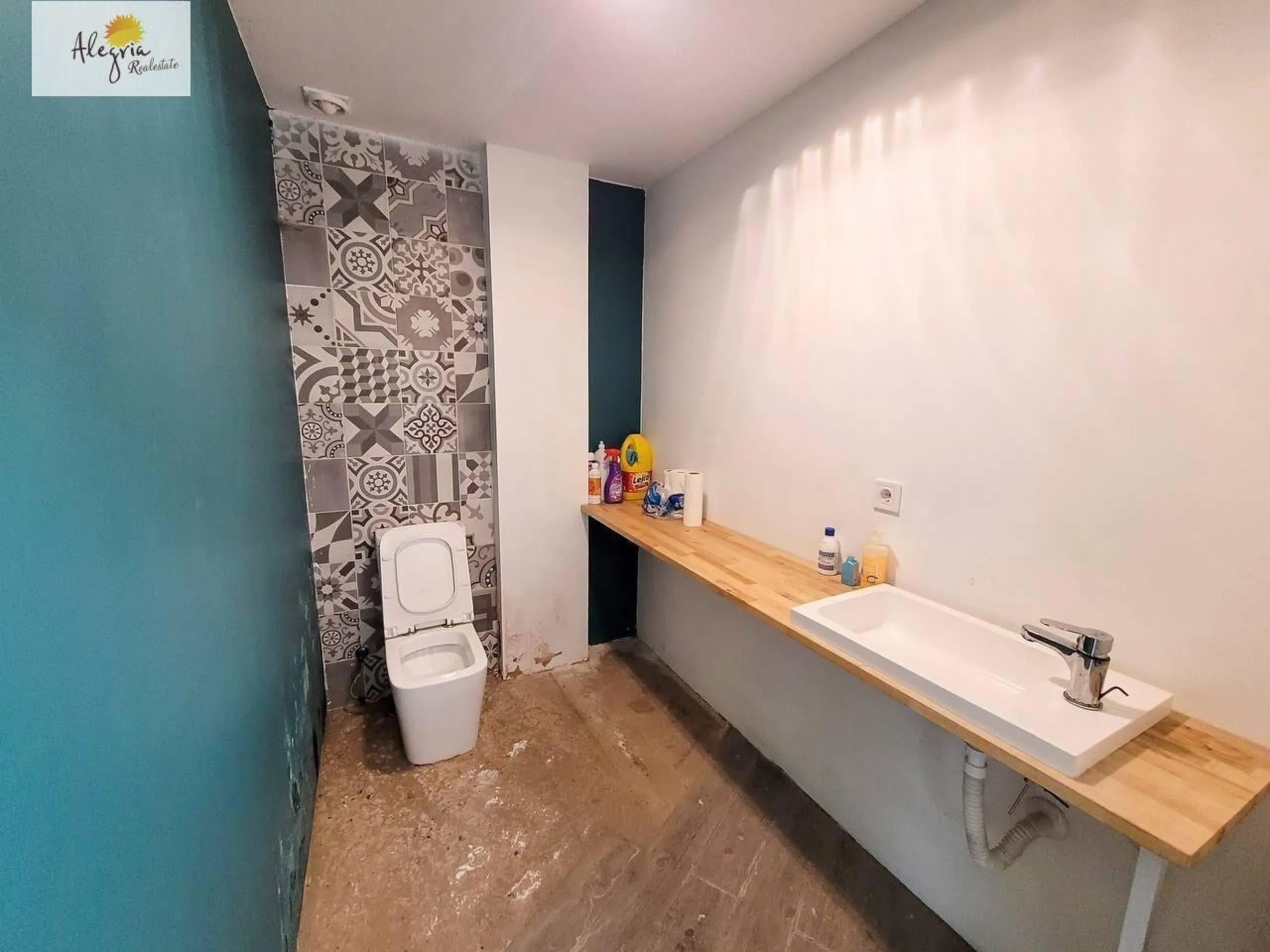 An excellent investment property is offered for sale in one of Valencia’s most promising neighborhoods — Benicalap