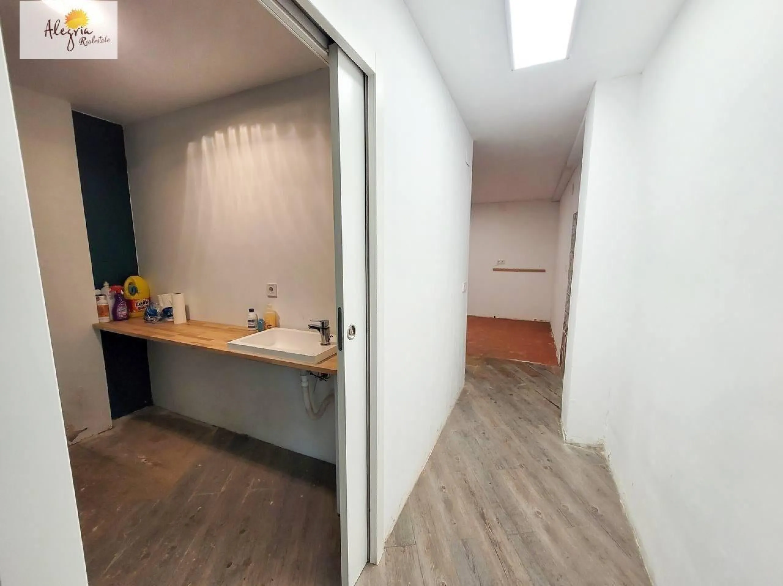 An excellent investment property is offered for sale in one of Valencia’s most promising neighborhoods — Benicalap