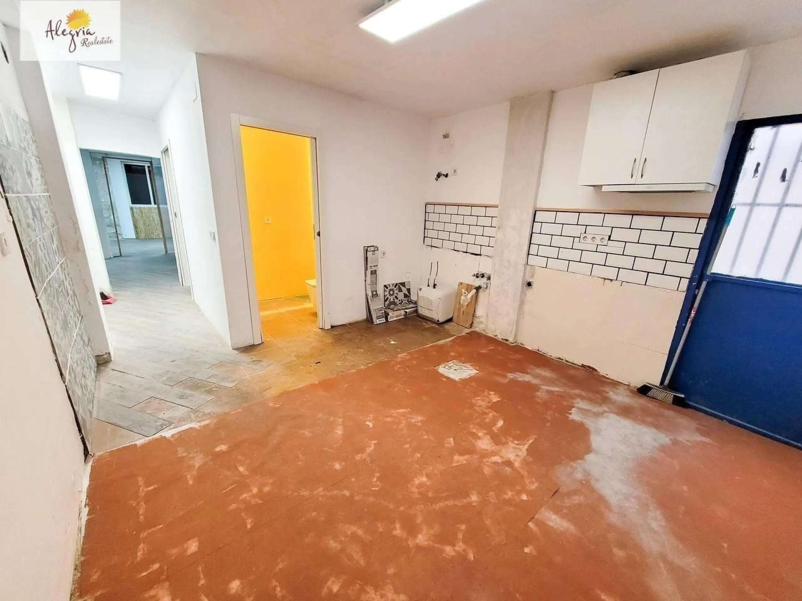 An excellent investment property is offered for sale in one of Valencia’s most promising neighborhoods — Benicalap