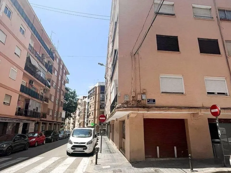 An excellent investment property is offered for sale in one of Valencia’s most promising neighborhoods — Benicalap